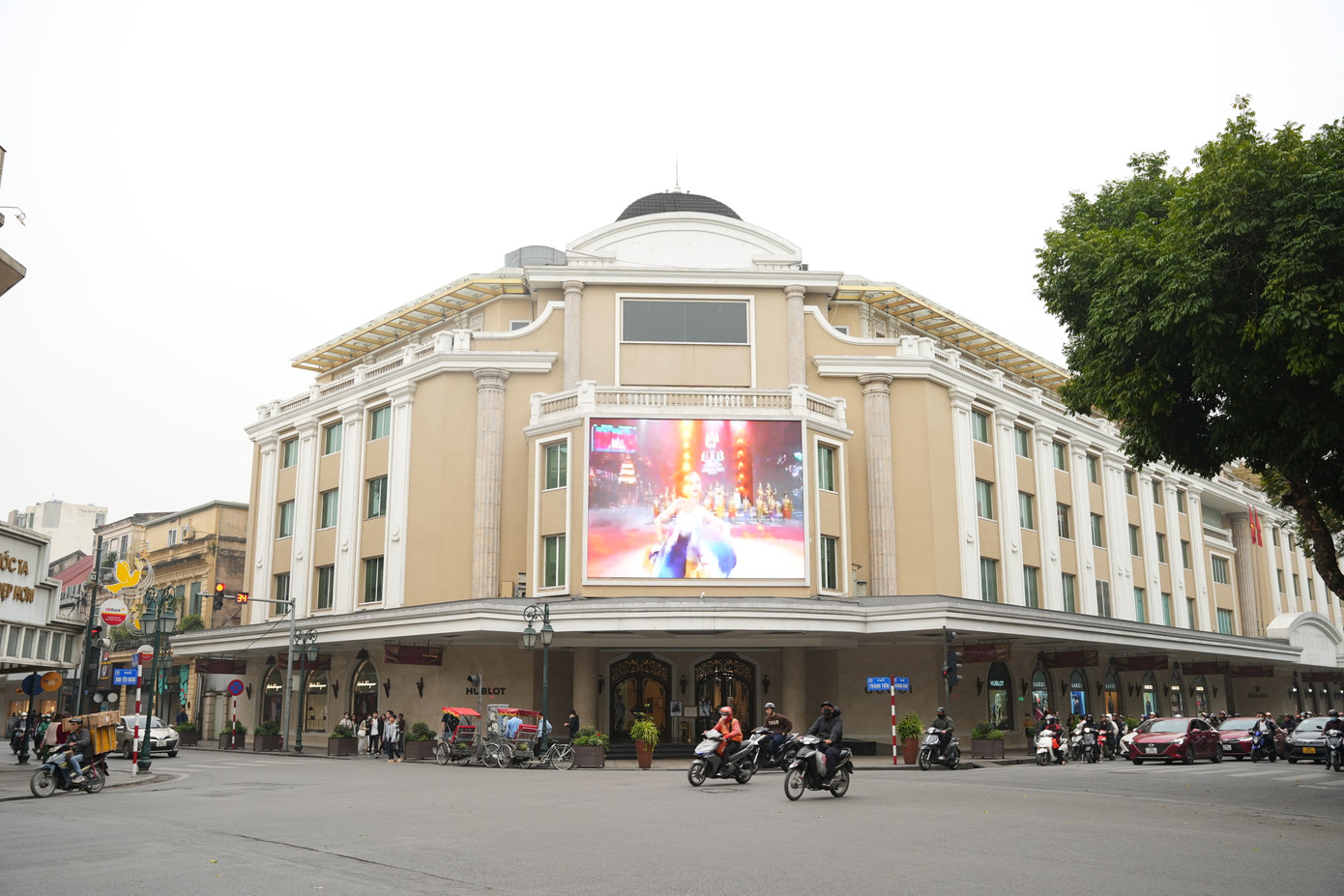 Trung tâm thương mại Tràng Tiền Plaza được xây dựng trên vị trí của Bách hóa Tổng hợp Hà Nội cũ, với thiết kế hiện đại kiểu phương Tây, tạo điểm nhấn ấn tượng.