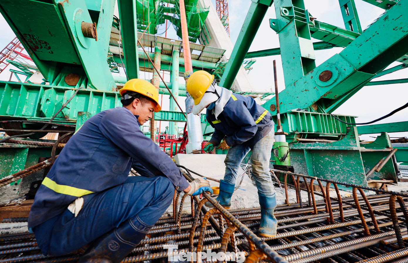 Cầu Đồng Việt dài hơn 730 m, mặt cầu rộng 22,5 m, mặt cầu rộng 22,5 m. Phần cầu chính gồm 2 nhịp dây văng, một mặt phẳng, phần cầu dẫn gồm 14 nhịp Super T.