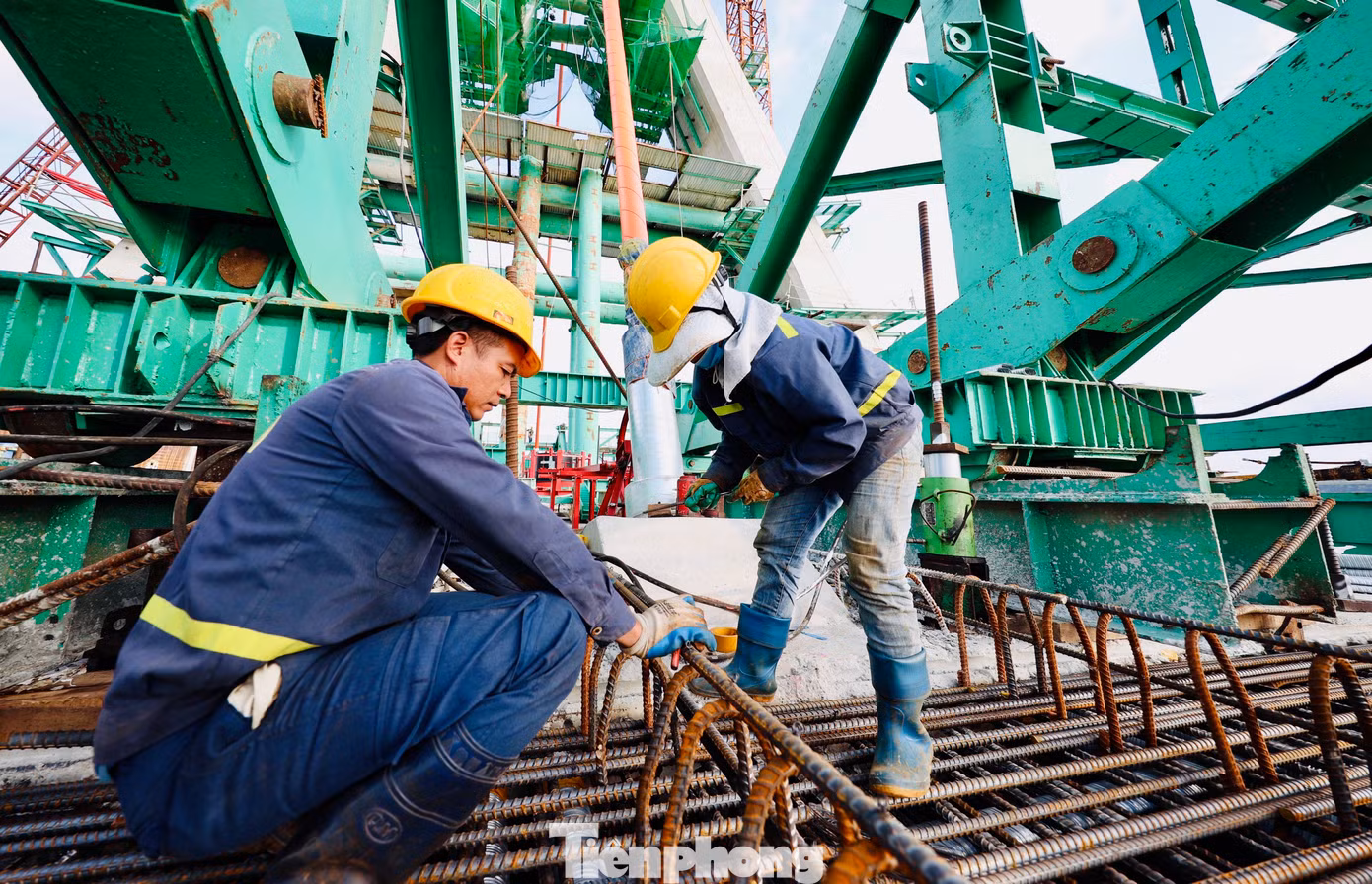 Cầu Đồng Việt dài hơn 730 m, mặt cầu rộng 22,5 m, mặt cầu rộng 22,5 m. Phần cầu chính gồm 2 nhịp dây văng, một mặt phẳng, phần cầu dẫn gồm 14 nhịp Super T.