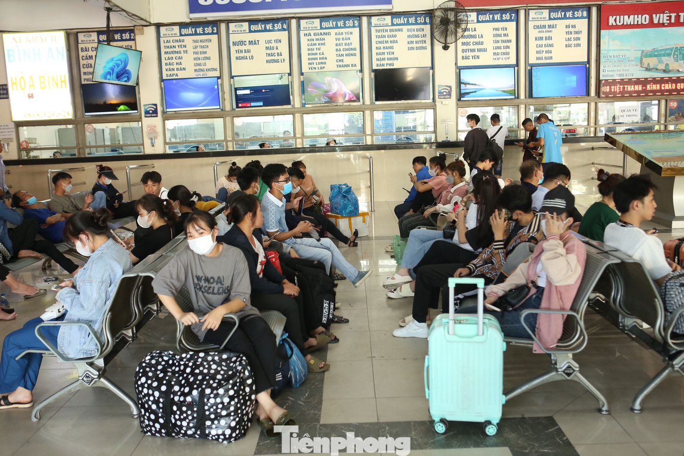 Chiều nay (31/8), hàng nghìn người dân lỉnh kỉnh đồ đạc rời Hà Nội về quê nghỉ lễ Quốc khánh 2/9.