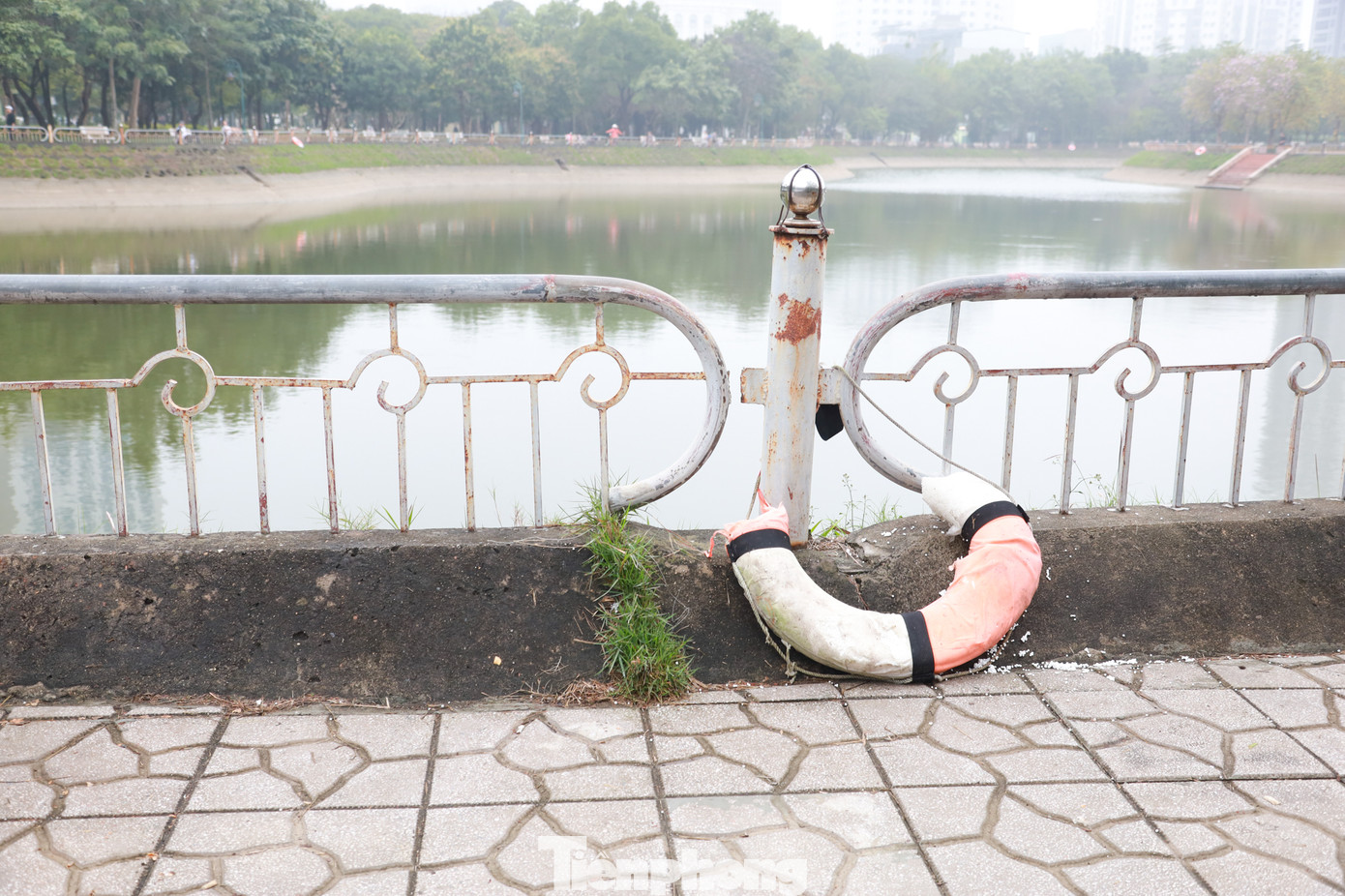 Phía bên trong công viên, các hạng mục đã xuống cấp, hư hỏng khá nhiều theo thời gian.