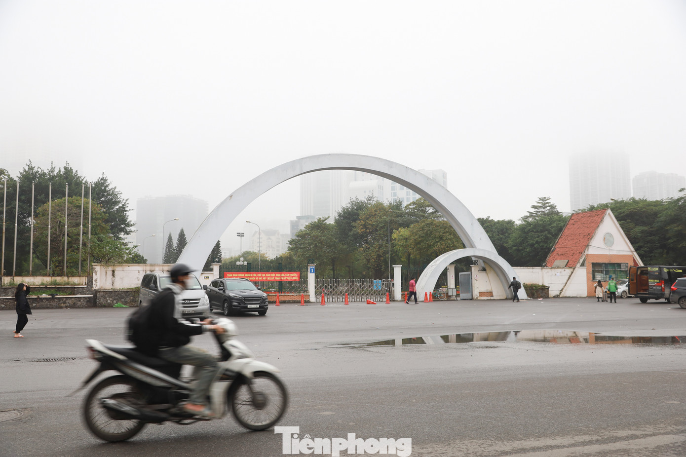 Công viên Cầu Giấy từ lâu đã trở thành điểm vui chơi giải trí bổ ích cuối tuần hấp dẫn với người dân quanh khu vực, là "lá phổi xanh" khổng lồ góp phần điều tiết không khí trong lành cho người dân nơi đây.