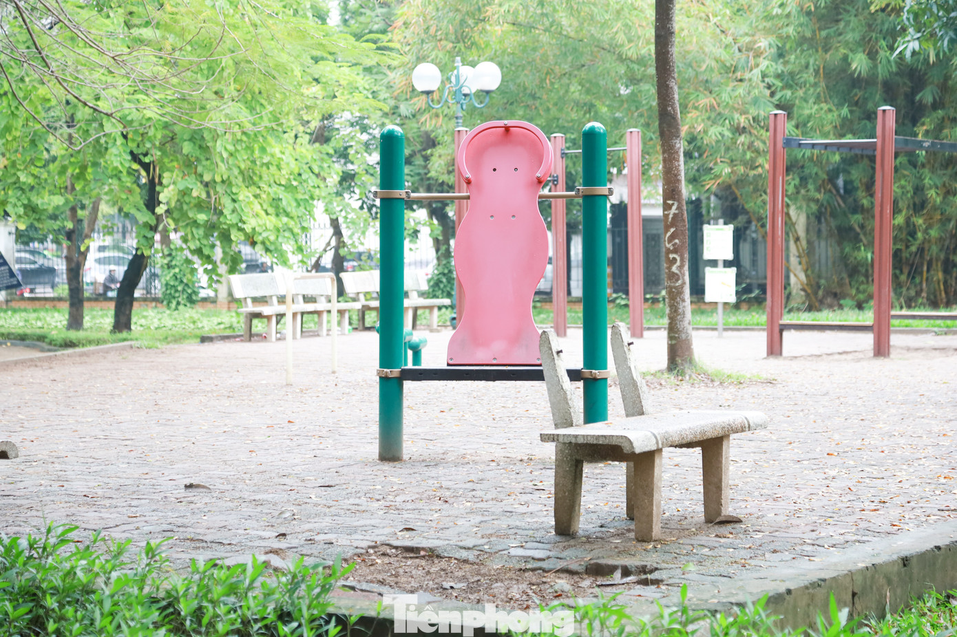 Ghế đá hư hỏng, nứt vỡ.