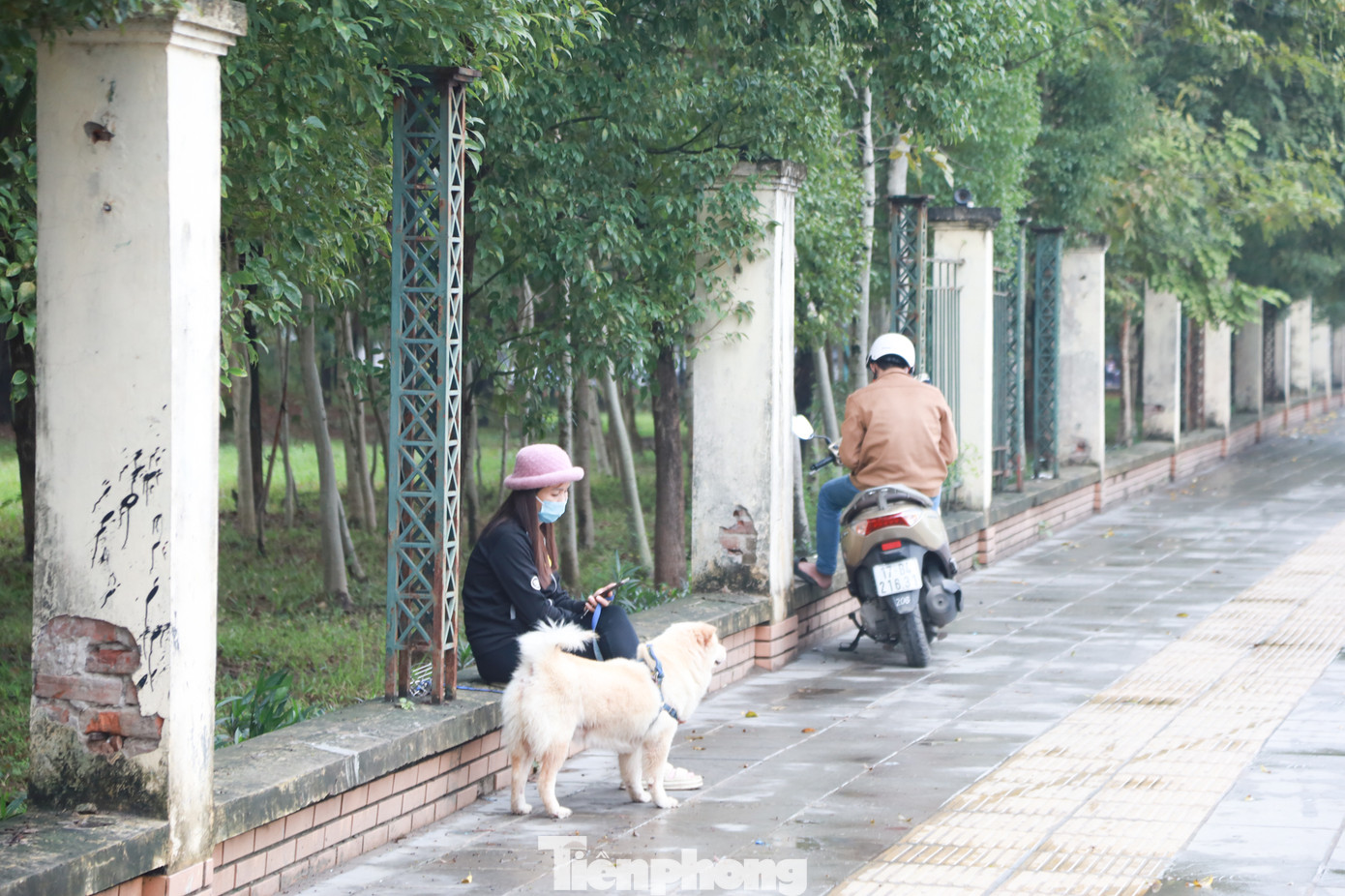 Từ cuối tháng 1/2023, nhiều đoạn tường rào sắt quanh công viên Cầu Giấy đã được tháo bỏ, hiện không còn những hàng rào cao ngăn công viên với phần vỉa hè bên ngoài.