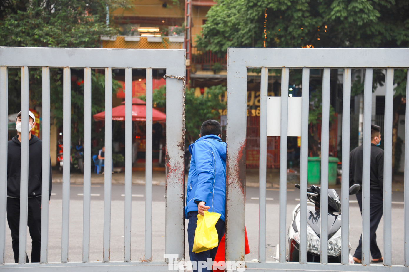 Nhiều người dân khó khăn khi lách qua khe cửa hẹp để ra vào công viên Cầu Giấy.