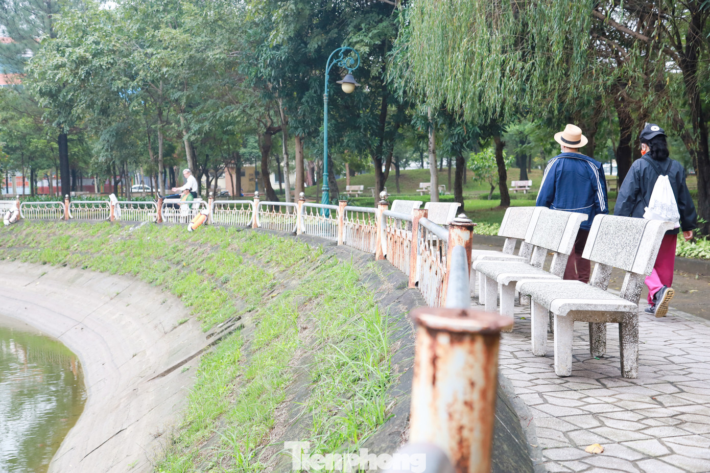 Các hàng rào sắt chắn đã hoen rỉ.