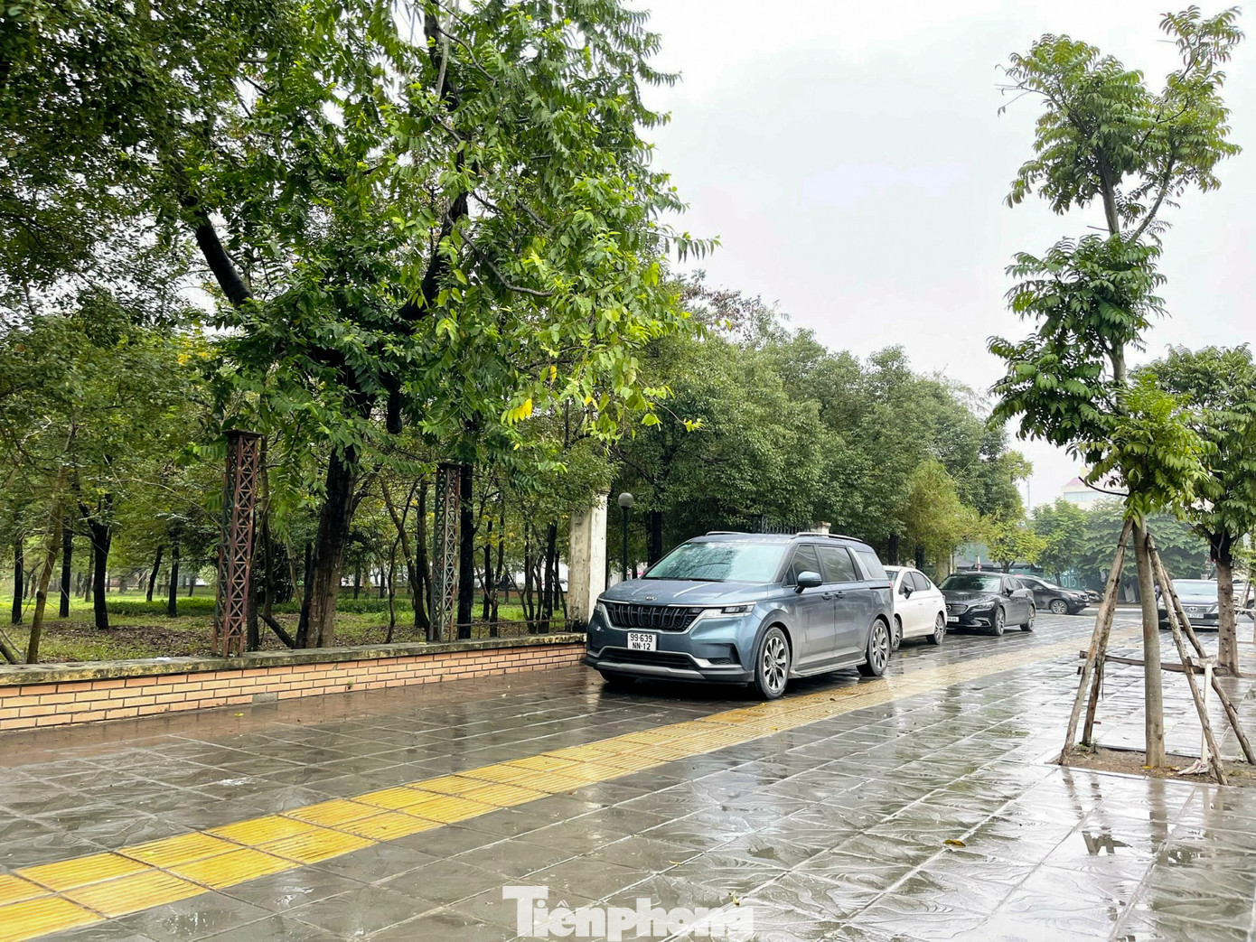 Hiện nay công viên Cầu Giấy đã trở nên xuống cấp khá nhiều, vỉa hè biến thành bãi đỗ xe tự phát.