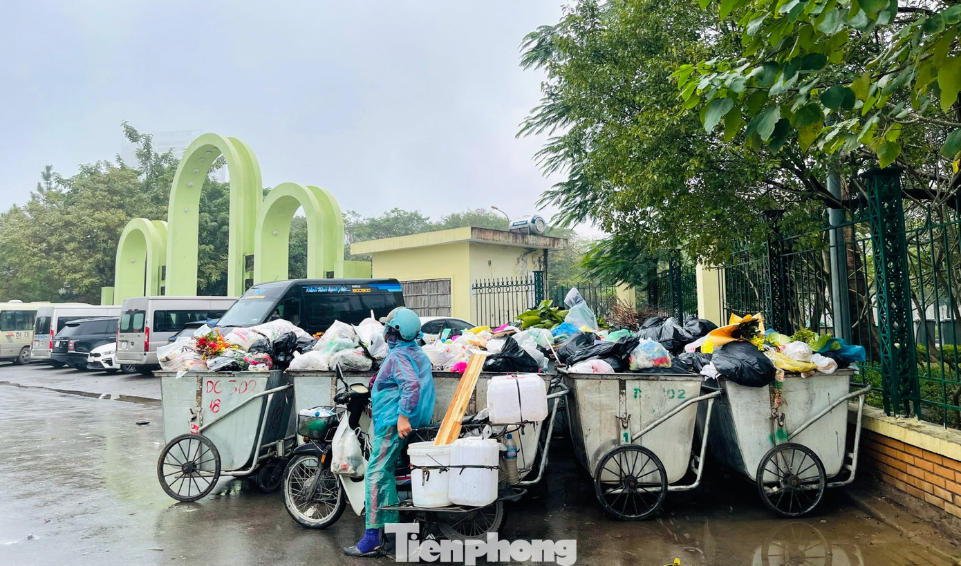 Tuy nhiên, hiện tại bãi đỗ xe tự phát cùng rác thải 'vây' quanh công viên Cầu Giấy khiến nơi đây trở nên nhếch nhác, lộn xộn.