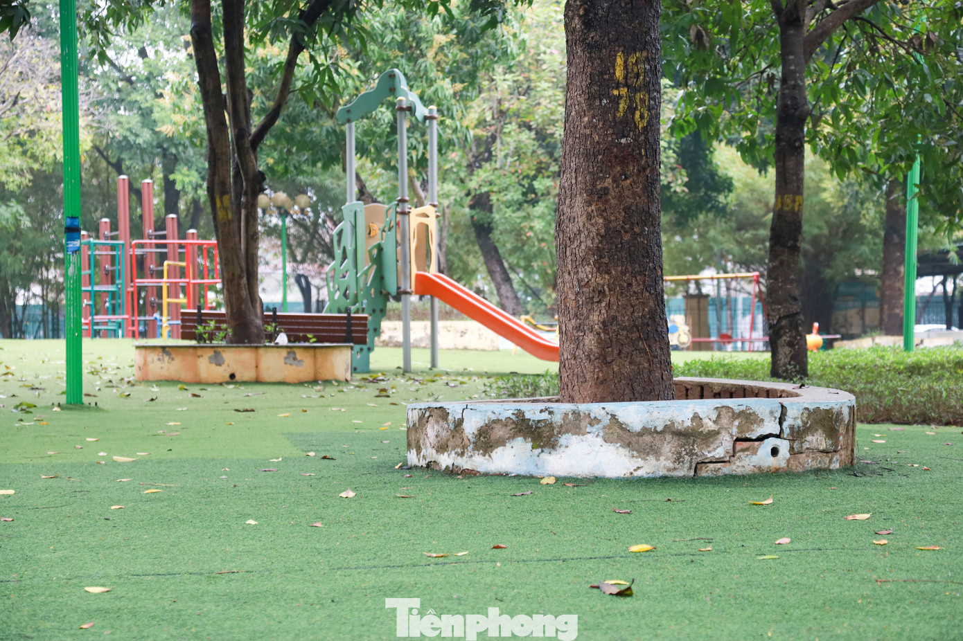 Nhiều đoạn không gian công viên xuống cấp, mảng tường vữa bong tróc, nứt vỡ.