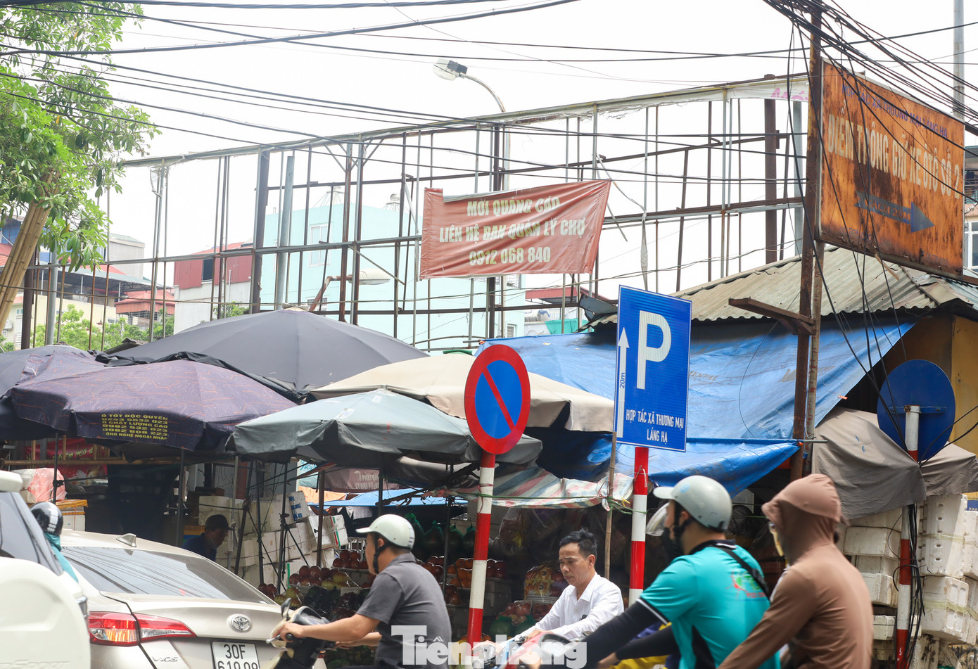 Nhằm phục vụ mục đích quảng bá sản phẩm, thương hiệu, hầu hết các tấm biển quảng cáo khổ lớn này đều được đặt tại nơi đông người, các nút giao thông như ngã ba, ngã tư...