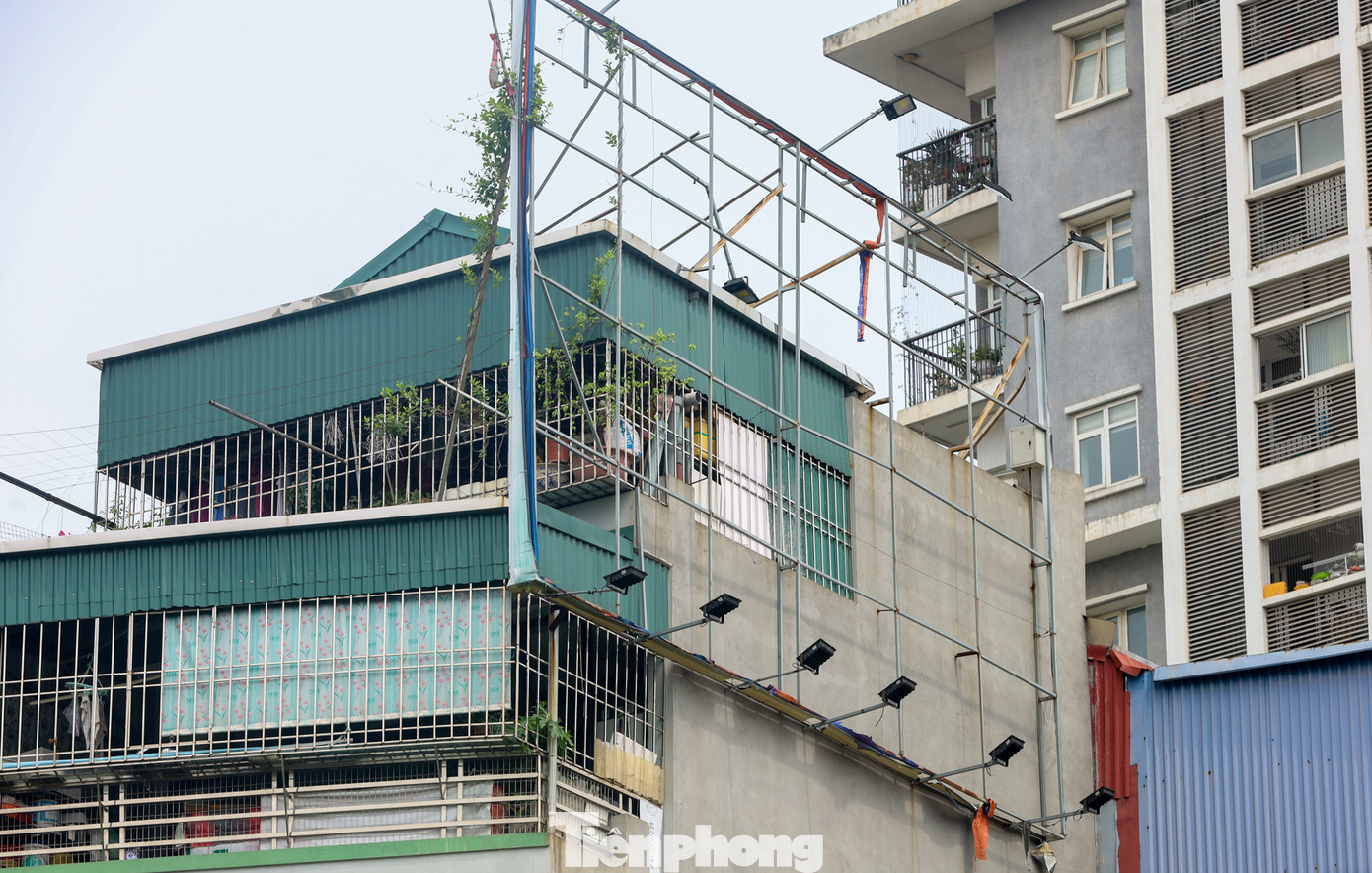 Rất nhiều tấm biển quảng cáo hiện đang "ế khách" không dán nội dung, hầu hết chỉ còn lại phần khung sắt hoen gỉ tạo nên khung cảnh xấu xí, nhếch nhác.