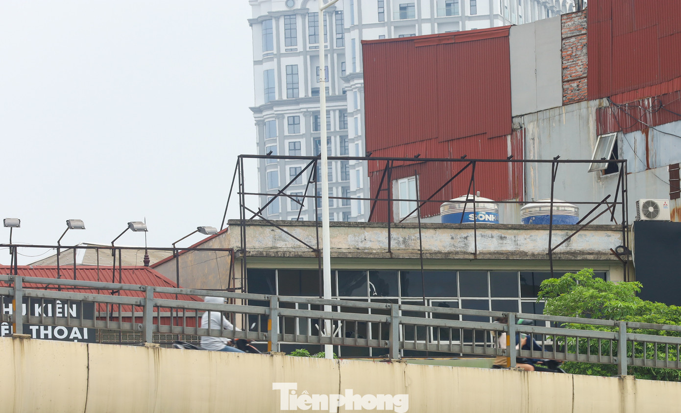 Đáng chú ý trên nhiều tuyến phố của Hà Nội xuất hiện không ít tình trạng biển quảng cáo không còn nguyên vẹn, trơ trọi khung sắt bỏ lâu như thế này.