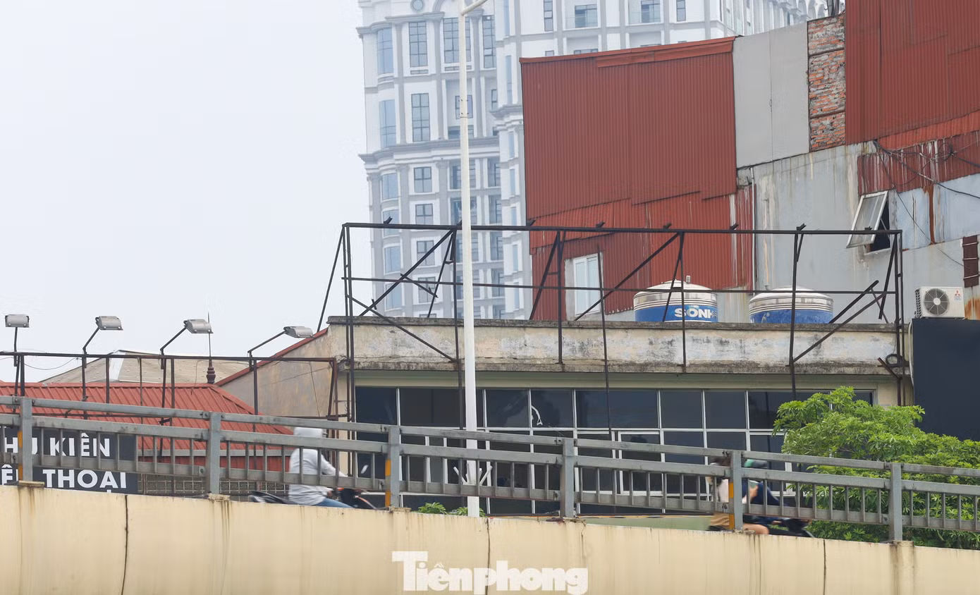 Đáng chú ý trên nhiều tuyến phố của Hà Nội xuất hiện không ít tình trạng biển quảng cáo không còn nguyên vẹn, trơ trọi khung sắt bỏ lâu như thế này.