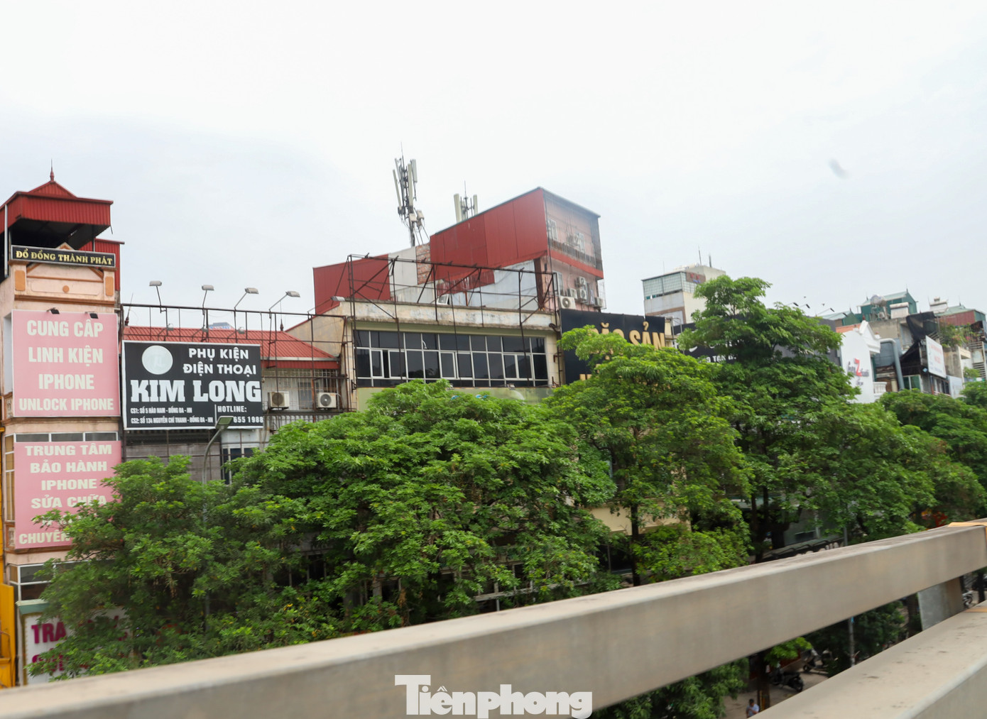 Không khó để bắt gặp những bảng quảng cáo cỡ lớn trơ trọi khung sắt trên các tuyến phố chính của Hà Nội.