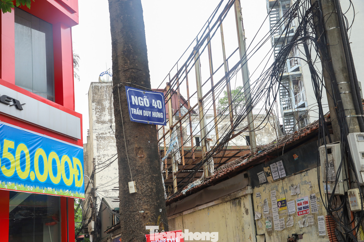 Nhiều biển quảng cáo được bố trí sát với đường lưới điện, dây cáp viễn thông chằng chịt, ẩn chứa nhiều nguy cơ đổ sập, cháy nổ, đứt đường cáp điện.