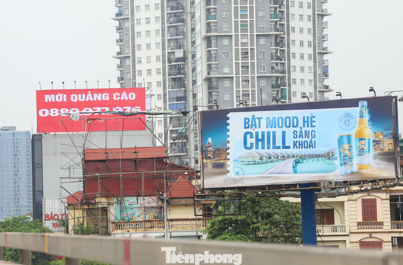 Theo ghi nhận của PV báo Tiền Phong, trên nhiều tuyến đường lớn của Thủ đô như Văn Cao, Nguyễn Chí Thanh, Trần Duy Hưng, Cầu Giấy... không khó để bắt gặp được những biển quảng cáo cũ nát.