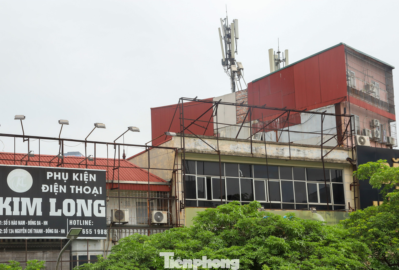 Khung biển quảng cáo khủng cũng gây ra nguy cơ thu hẹp không gian thoát hiểm cho các hộ dân nếu có cháy nổ xảy ra.