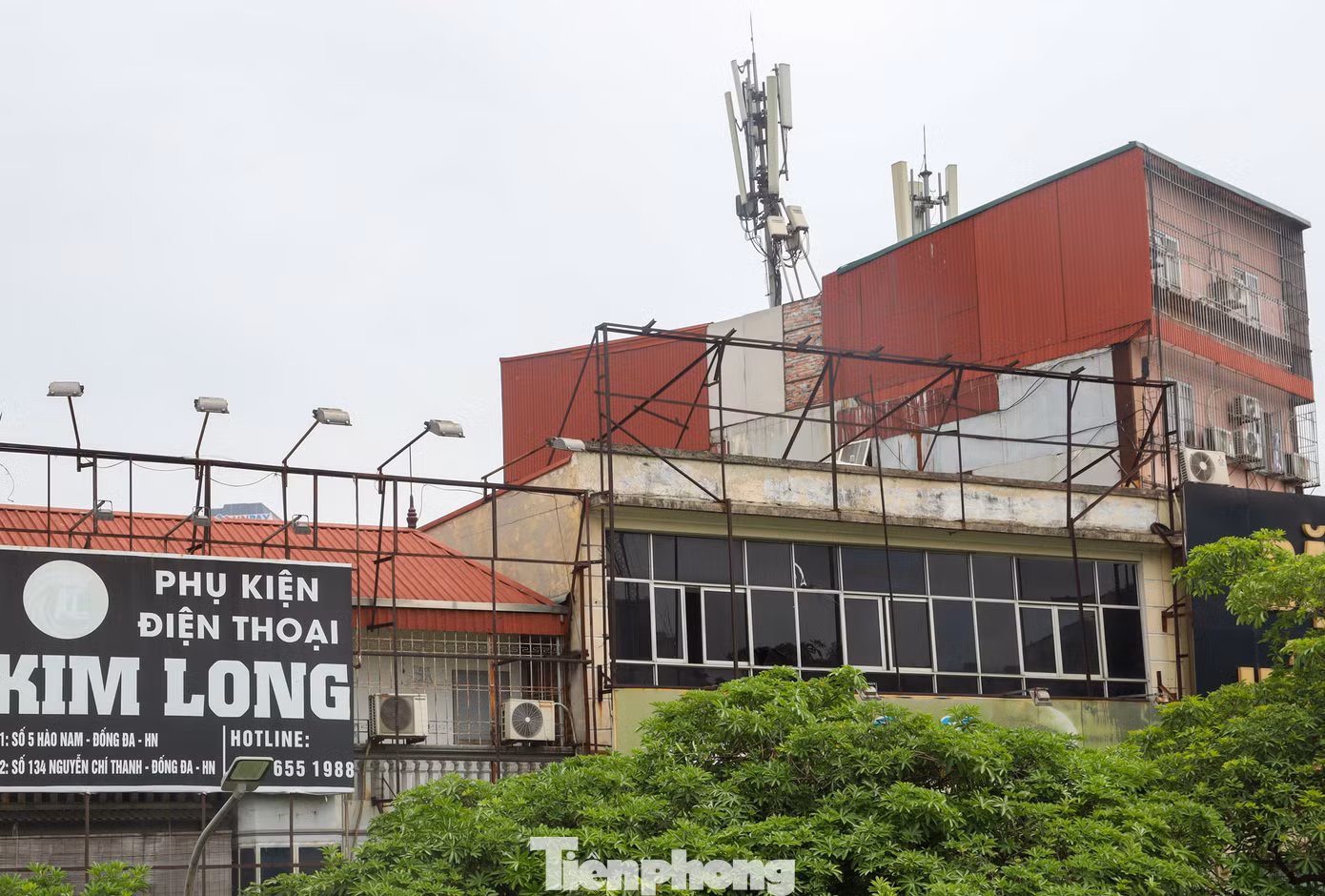 Khung biển quảng cáo khủng cũng gây ra nguy cơ thu hẹp không gian thoát hiểm cho các hộ dân nếu có cháy nổ xảy ra.