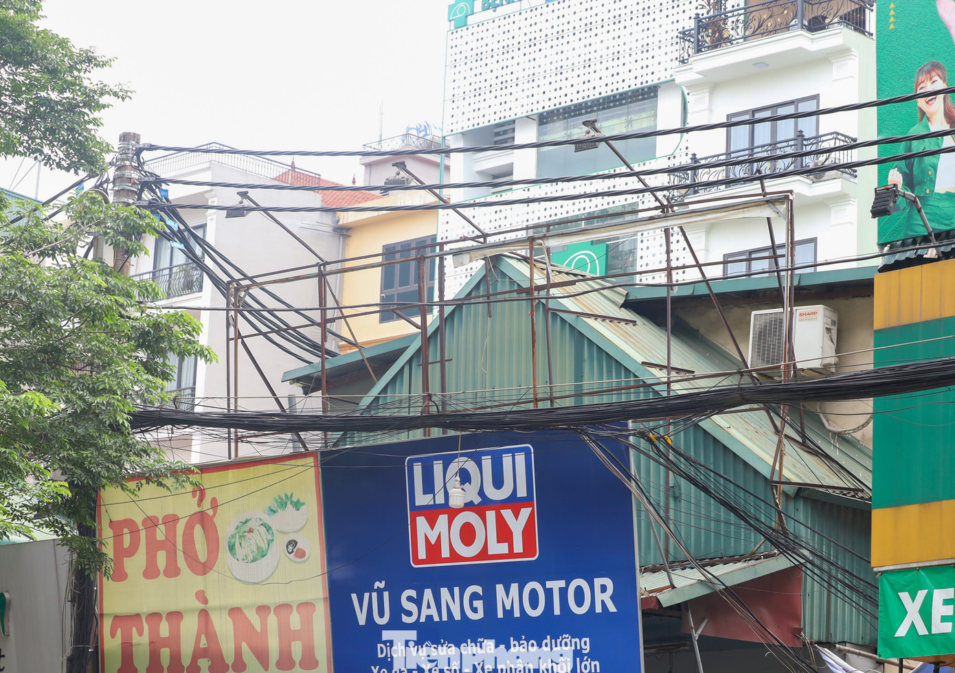 Nguy cơ ngày càng tăng cao hơn khi Hà Nội chuẩn bị bước vào mùa mưa bão đang đến gần.