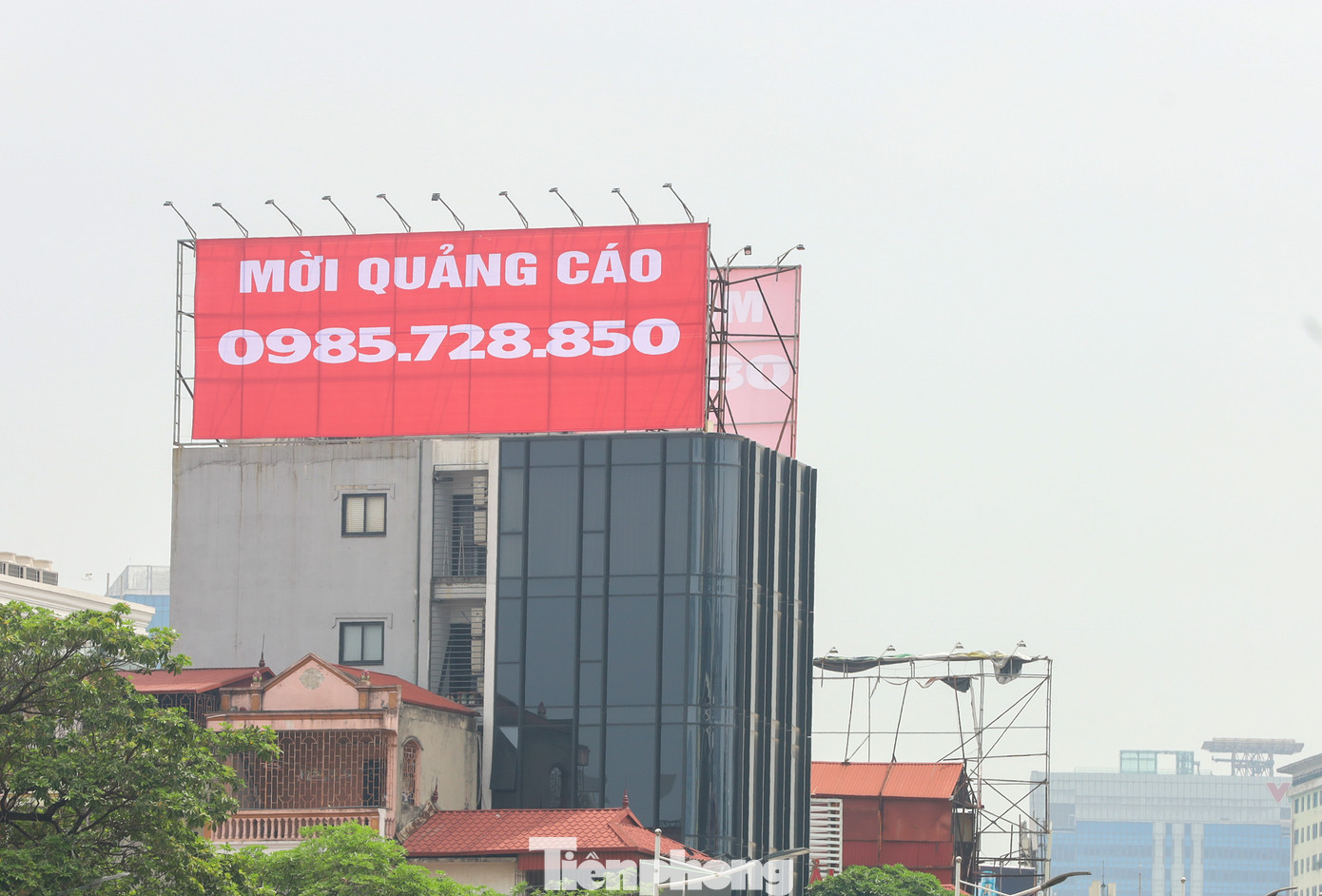 Hiện tại dù TP Hà Nội đã ban hành Quy chế quản lý hoạt động quảng cáo ngoài trời từ năm 2016, nhưng hiện tại nhiều con phố ở trung tâm và các trục đường chính ở Thủ đô vẫn đặt biển quảng cáo sai vị trí cho phép, vượt quy chuẩn, kích thước…