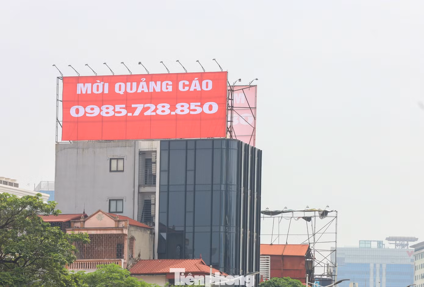 Hiện tại dù TP Hà Nội đã ban hành Quy chế quản lý hoạt động quảng cáo ngoài trời từ năm 2016, nhưng hiện tại nhiều con phố ở trung tâm và các trục đường chính ở Thủ đô vẫn đặt biển quảng cáo sai vị trí cho phép, vượt quy chuẩn, kích thước…