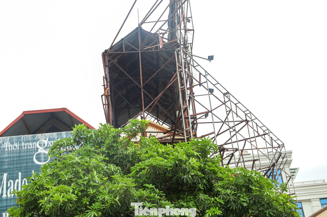 Những biển quảng cáo lớn trong tình trạng hoen gỉ, không được sửa chữa, nâng cấp tiềm ẩn nhiều nguy cơ mất an toàn cho người và phương tiện đi lại bên dưới.