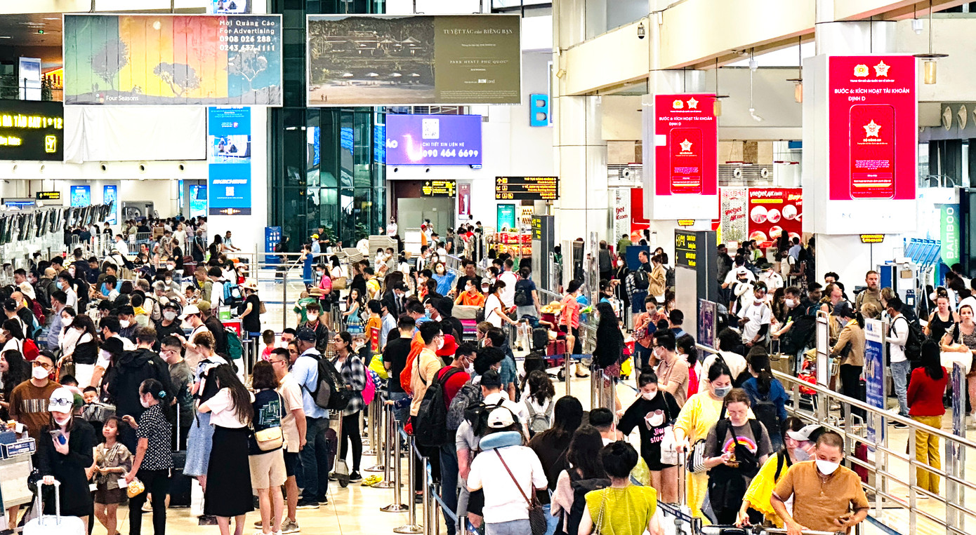 Nhiều người lựa chọn đến nhà ga sân bay Nội Bài sớm hơn so với quy định nhiều giờ nhưng vẫn phải xếp hàng khá lâu mới đến lượt.