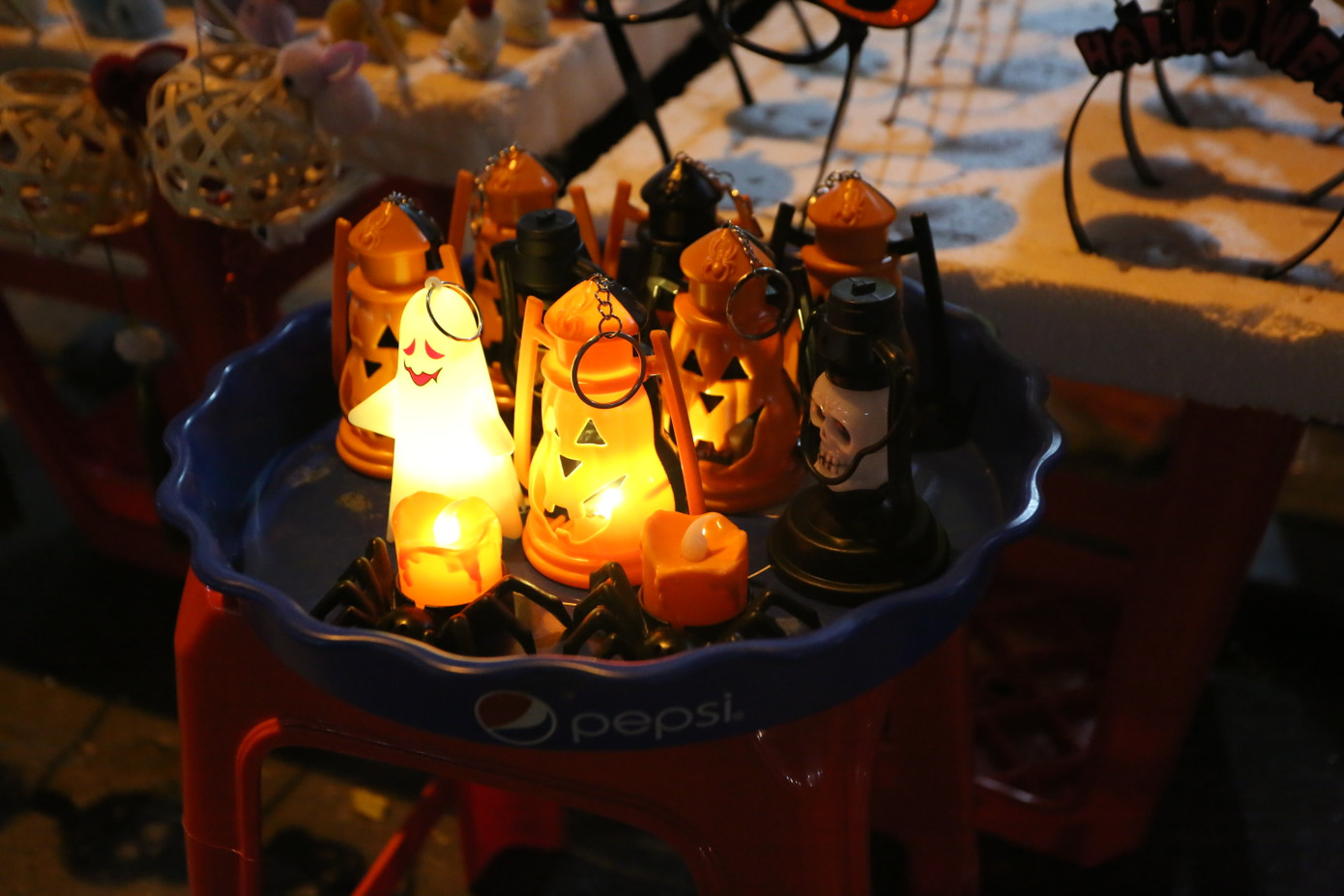 Những ngày này, phố Hàng Mã đã được trang hoàng rực rỡ nhiều mẫu mã đồ chơi, trang phục hóa trang đủ sắc màu. Từ mặt nạ tới trang phục đều mang dấu ấn của ma quỷ.