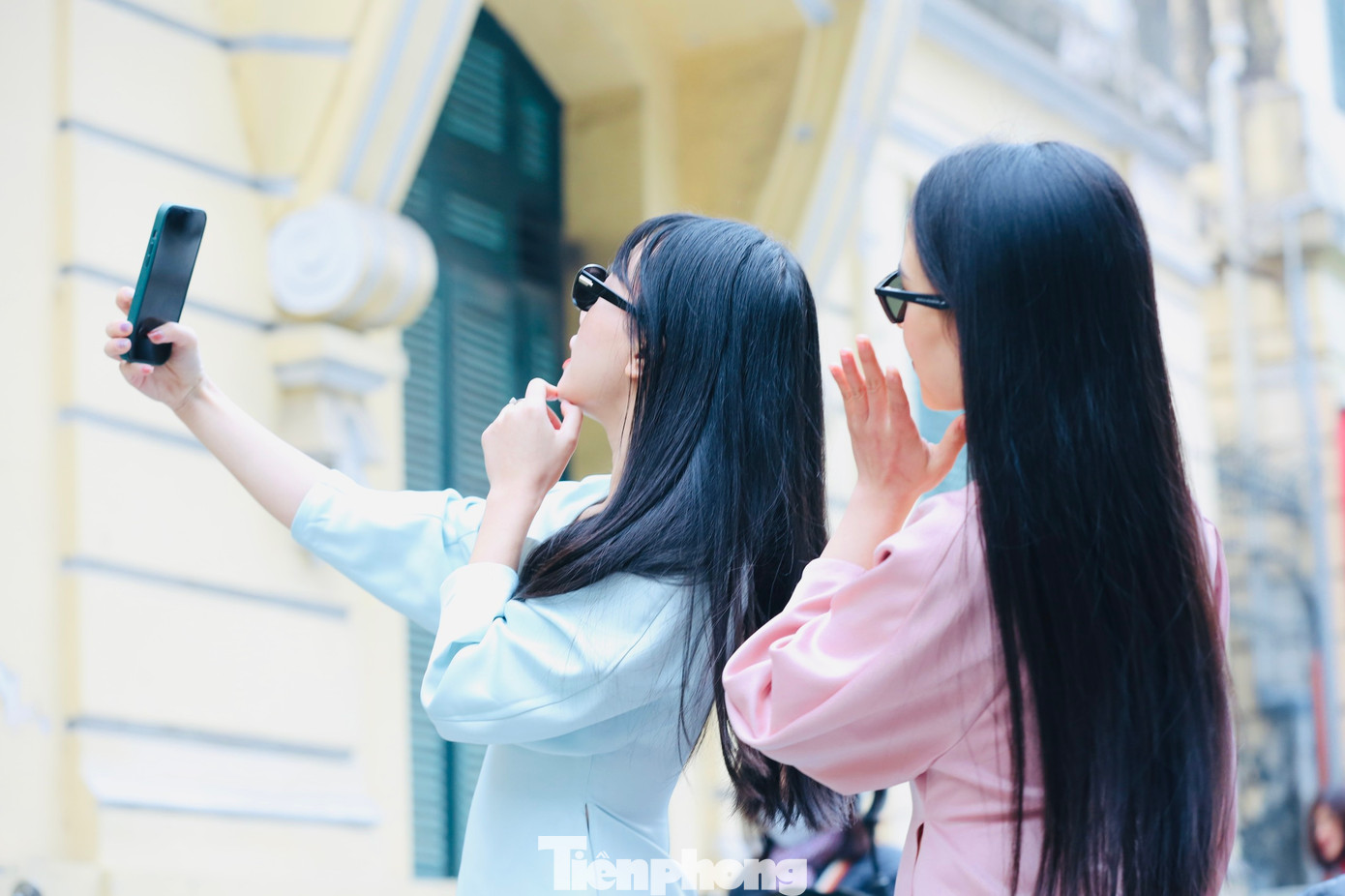 Cùng nhau chụp ảnh check-in để lưu giữ lại những khoảnh khắc thanh xuân.