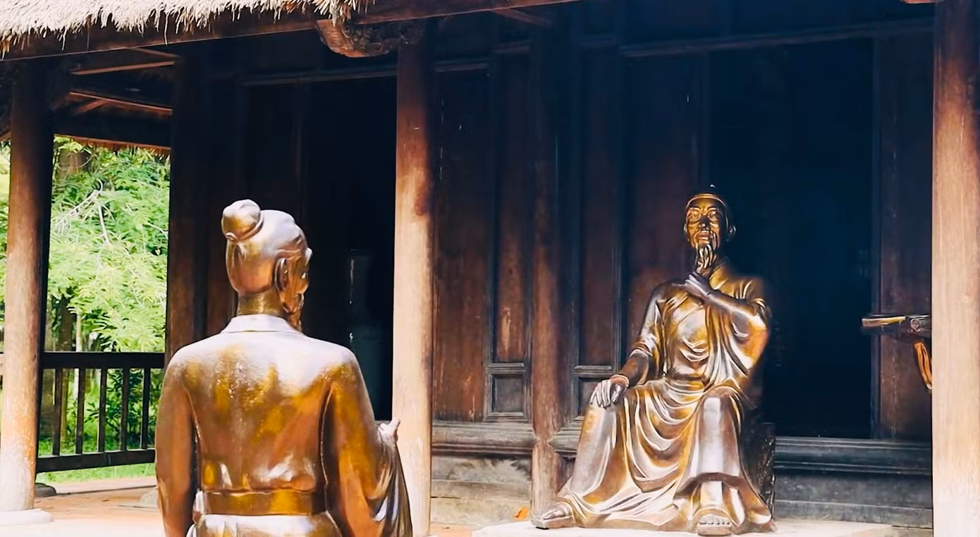 Điểm nhấn trong khu di tích là những bức tượng được tạc bằng đá với kích cỡ hệt như người thật, được sắp xếp một cách có chủ ý nhằm mô tả lại các khung cảnh đời thường trong cuộc sống của Trạng trình Nguyễn Bỉnh Khiêm, như: Cảnh dân làng mừng rỡ chào đón Trạng trình từ quan trở về làng hay khi cụ ngồi giảng văn thơ cho các học trò. (Ảnh: Trọng Tài)