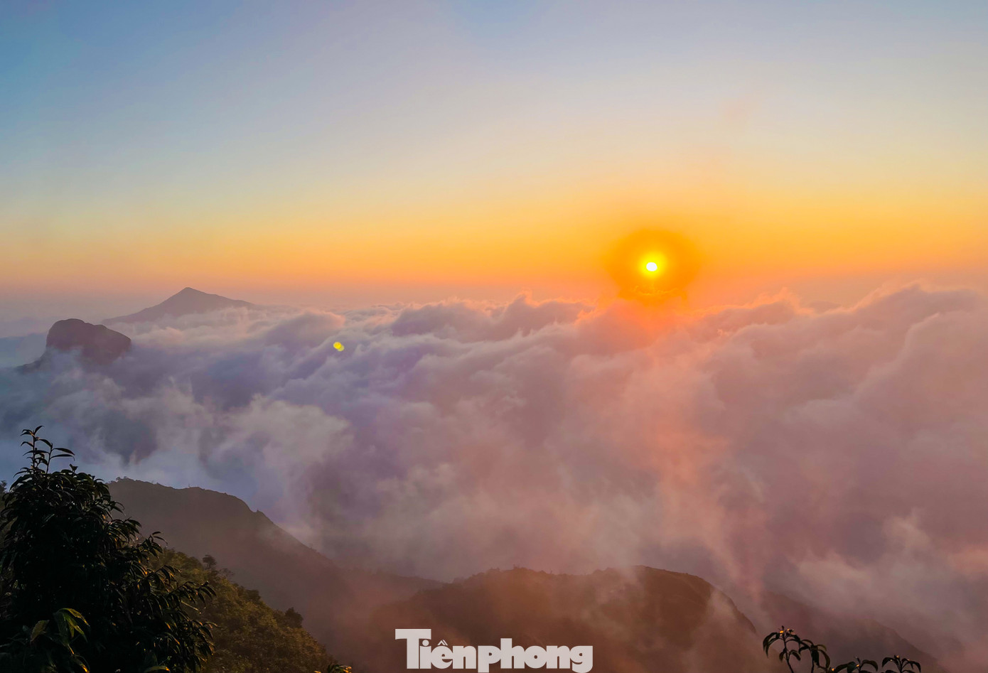 Đỉnh Lảo Thẩn có độ cao 2.862m, được ví như "nóc nhà Y Tý", là một trong những cung trekking "hot" vào những tháng cuối và đầu năm bởi lúc này là thời tiết lý tưởng để "săn mây".