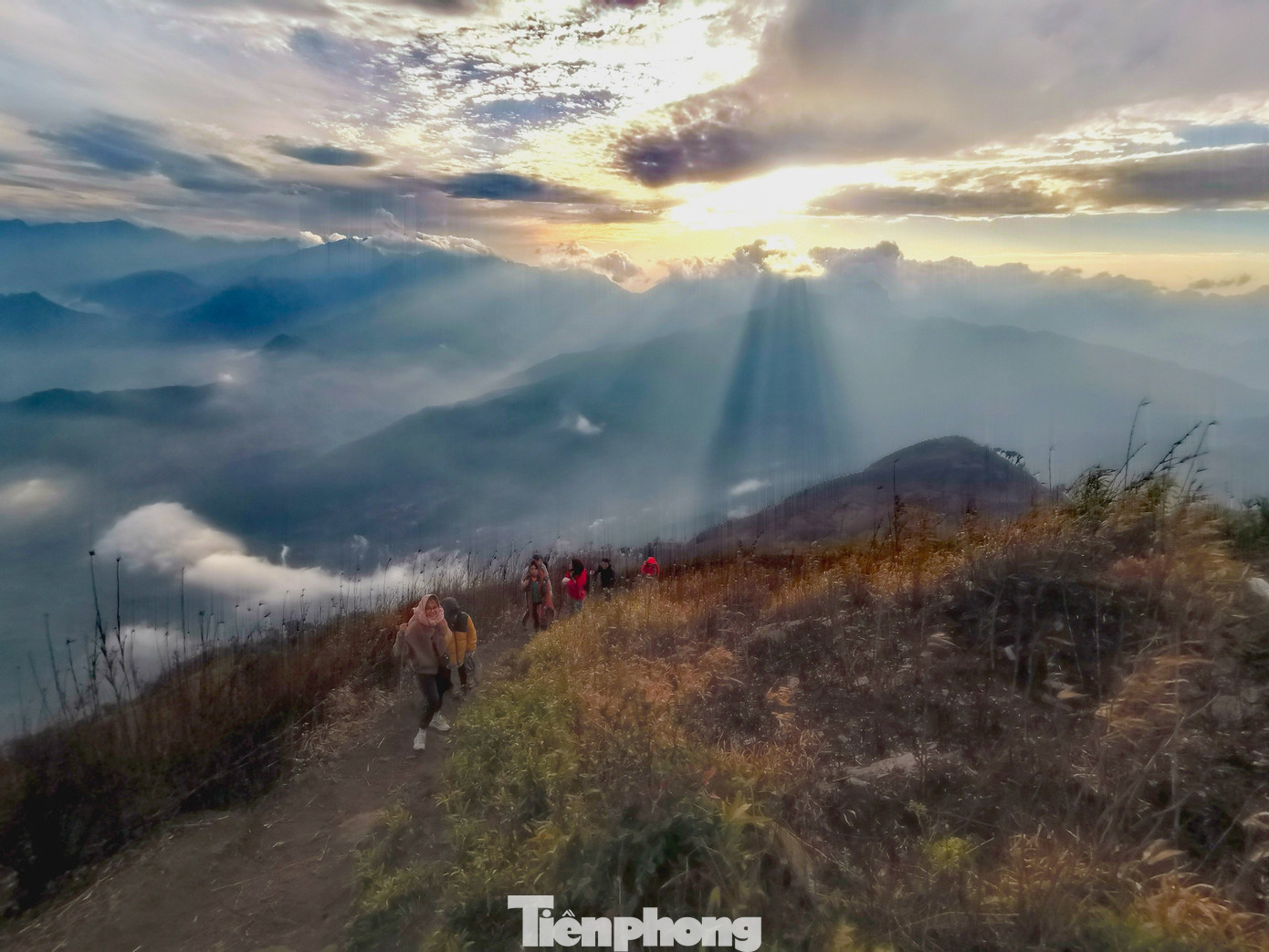 Với người dân tộc Mông địa phương còn gọi đỉnh núi này với cái tên Hâu Pông San. Đỉnh Lảo Thẩn chính là điểm săn mây lý tưởng với khung cảnh núi rừng hùng vĩ, hoang sơ, đầy thơ mộng.