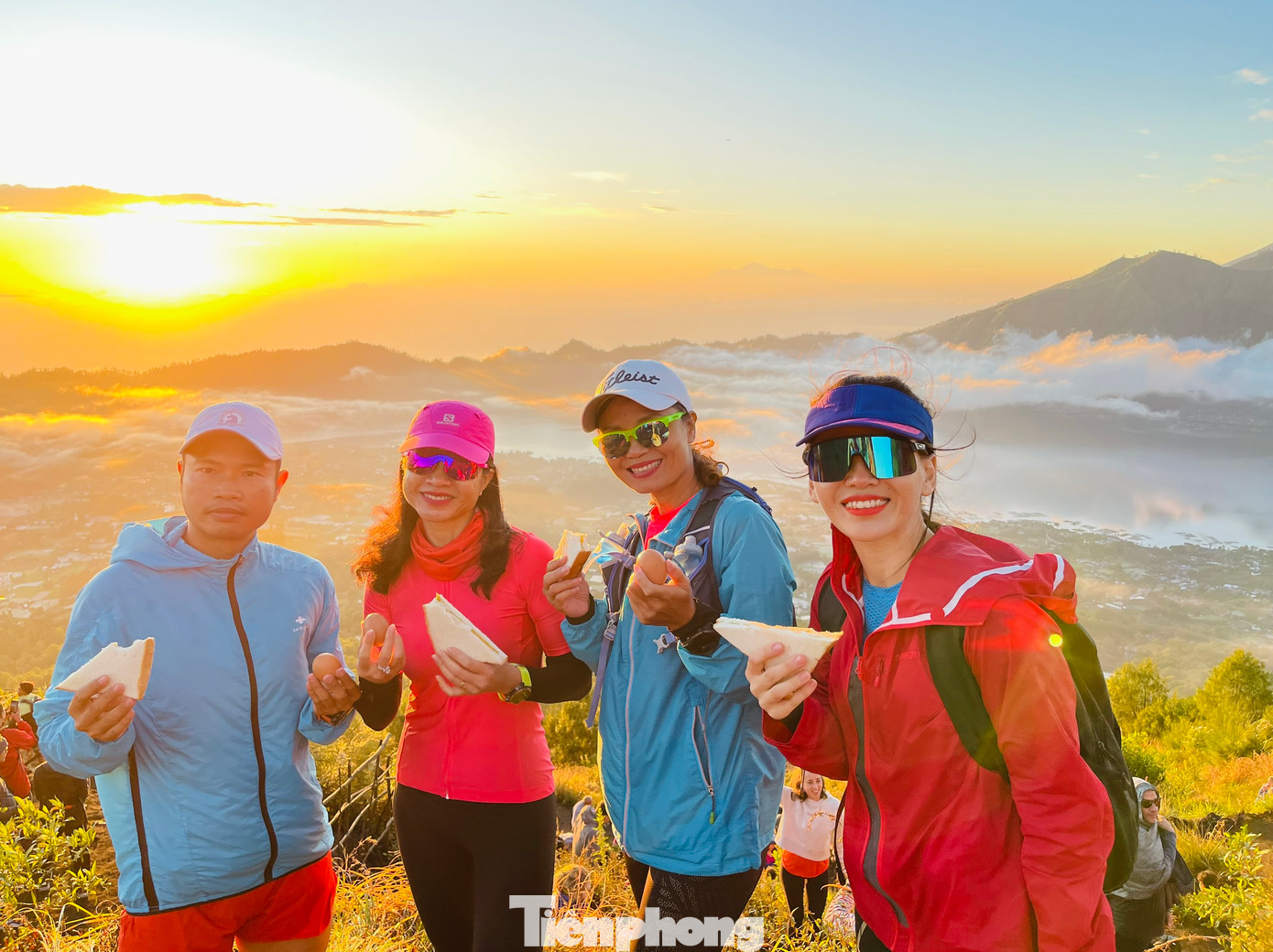 Trải nghiệm săn bình minh và biển mây trên đỉnh núi Batur cao 1.717m luôn đem lại cảm giác phấn khích cho du khách. Nhâm nhi bữa sáng ngon lành được nấu bằng hơi nước núi lửa cũng là một trải nghiệm khó quên.