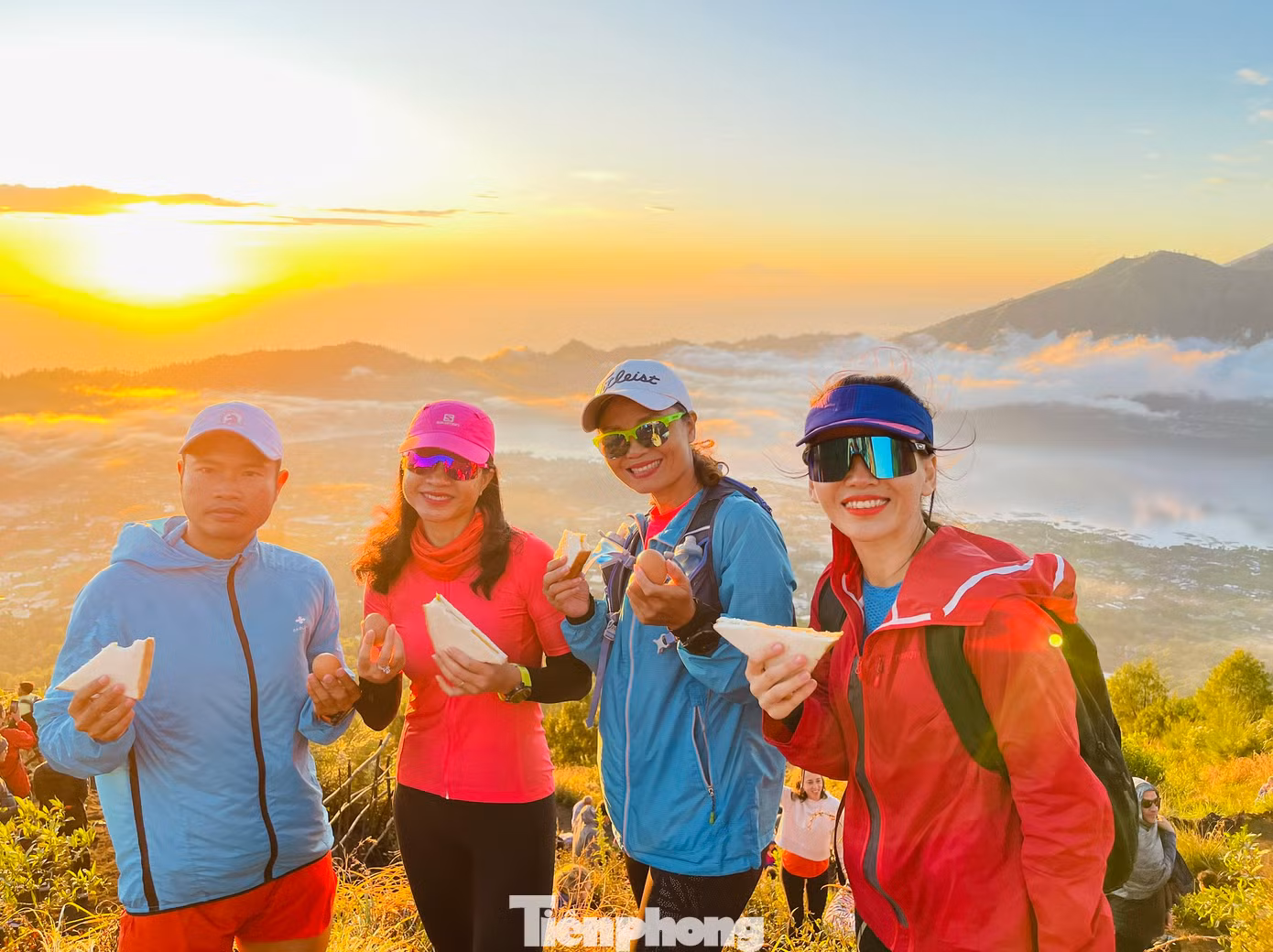 Trải nghiệm săn bình minh và biển mây trên đỉnh núi Batur cao 1.717m luôn đem lại cảm giác phấn khích cho du khách. Nhâm nhi bữa sáng ngon lành được nấu bằng hơi nước núi lửa cũng là một trải nghiệm khó quên.