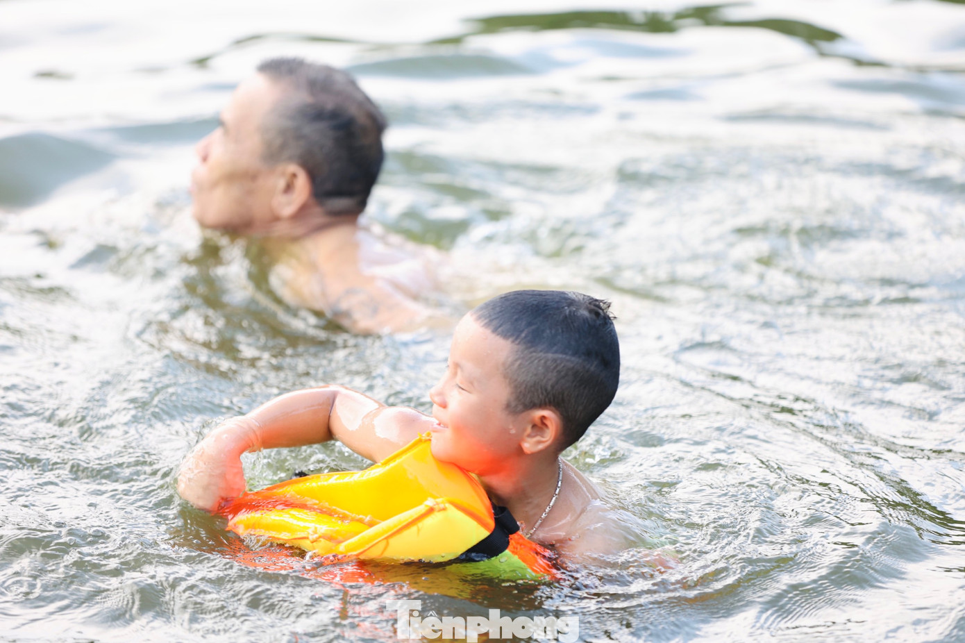 Những ngày nắng nóng, "bể bơi nghìn năm tuổi" này lại trở thành địa điểm tắm mát, giải nhiệt yêu thích của những người dân làng và khu vực lân cận.