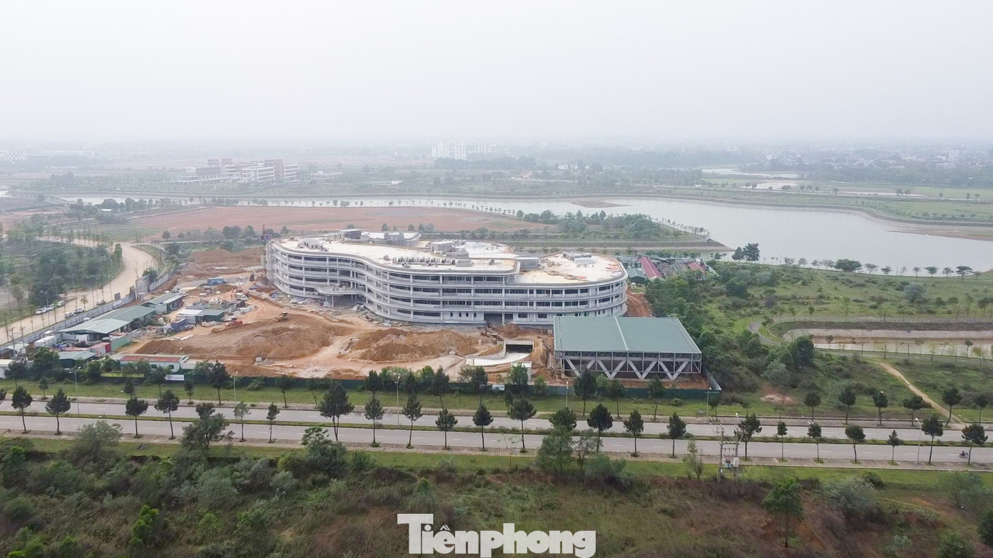 Khu có tổng diện tích quy hoạch gần 1.600ha được xây dựng theo mô hình thành phố khoa học với đầy đủ các tiện ích và những khu chức năng.