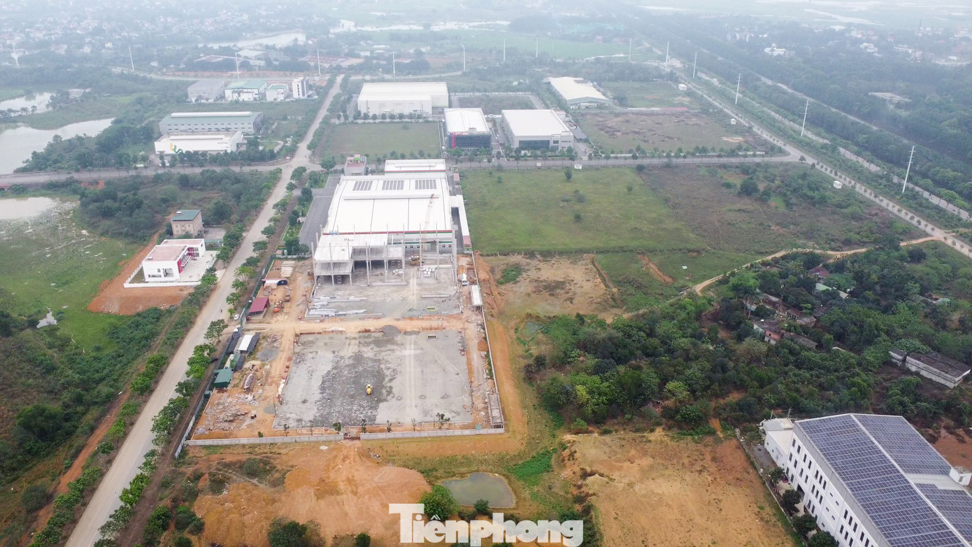 Sau hơn 2 thập kỷ thành lập, đến nay, Khu công nghệ cao Hòa Lạc vẫn còn nhiều đất để trống.