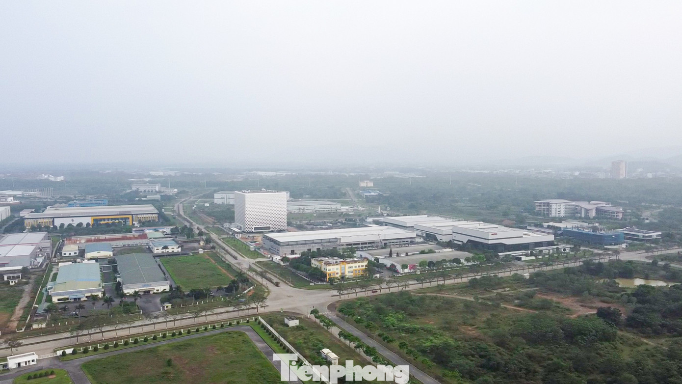 Khu Công nghệ cao Hòa Lạc được thành lập theo quyết định của Thủ tướng Chính phủ từ năm 1998, hiện đang thuộc quyền quản lý của Bộ KH&amp;CN.