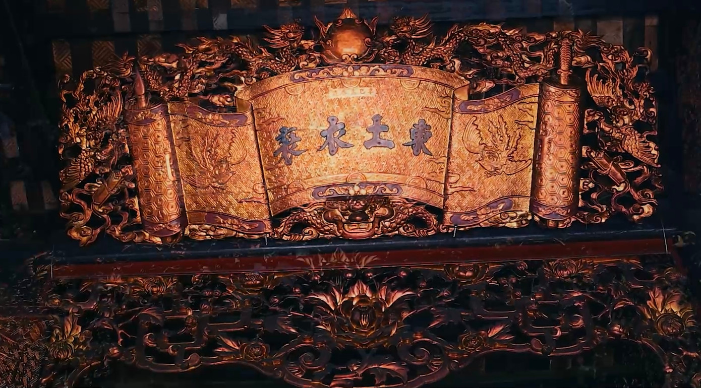 Nằm trong quần thể khu di tích rộng lớn, đền thờ được xây trên nền diện tích 4ha sau khi Trạng Trình Nguyễn Bỉnh Khiêm qua đời.