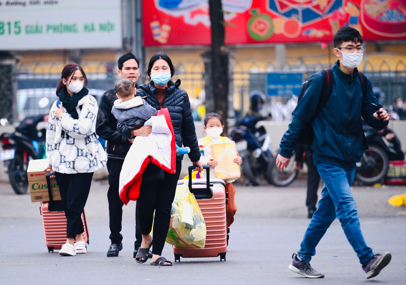 Hành khách lỉnh kỉnh tay xách nách mang đồ đạc lên đường về quê ăn Tết.