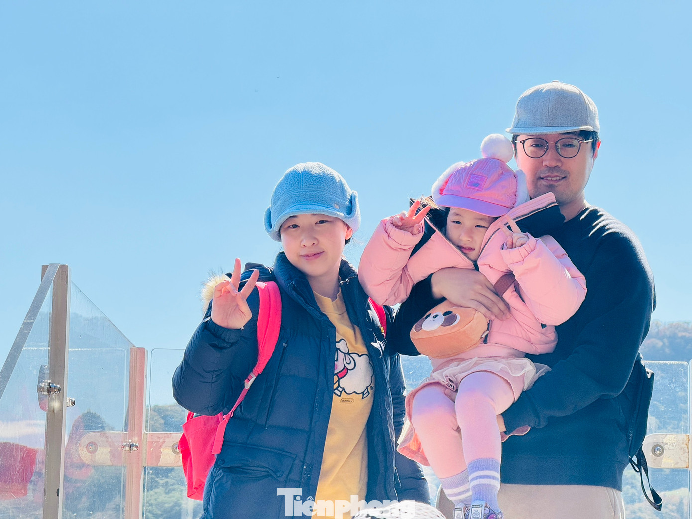 Các gia đình, cặp đôi thoải mái chụp ảnh check-in lưu giữ những khoảnh khắc tuyệt đẹp dưới tán lá.