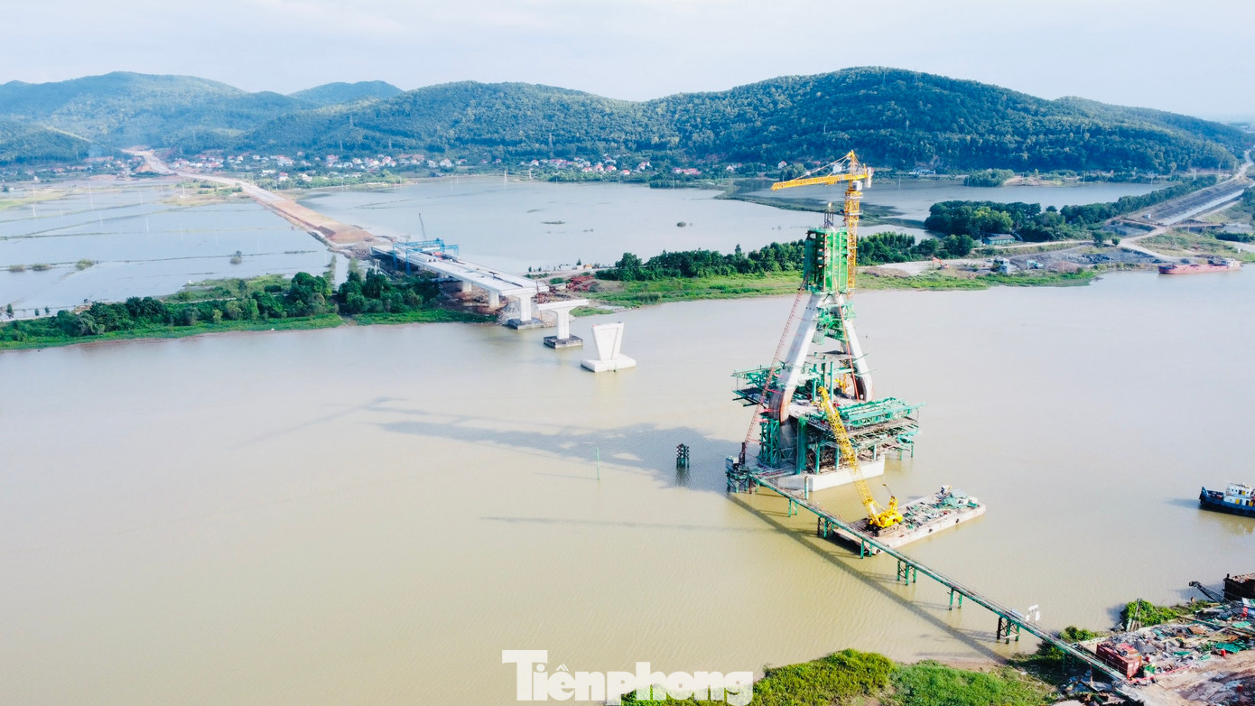 Dự án cầu Đồng Việt là cầu dây văng đầu tiên và lớn nhất của tỉnh Bắc Giang, với tổng mức đầu tư gần 1.500 tỷ đồng vượt sông Thương nối với tỉnh Hải Dương.