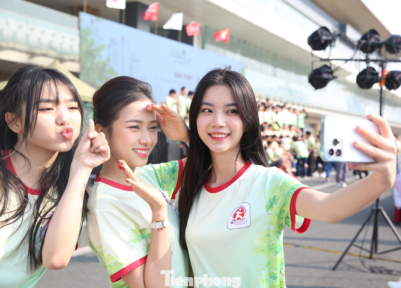 Nguyễn Ngọc Mai - Người đẹp Nhân ái Hoa hậu Việt Nam (HHVN) năm 2022, top 5 HHVN 2022; Hoàng Hương Giang - Top 5 HHVN; Đinh Khánh Hoà - Top 10 HHVN năm 2022 hào hứng chụp hình check-in lưu giữ khoảnh khắc rạng rỡ trong buổi sáng nay.