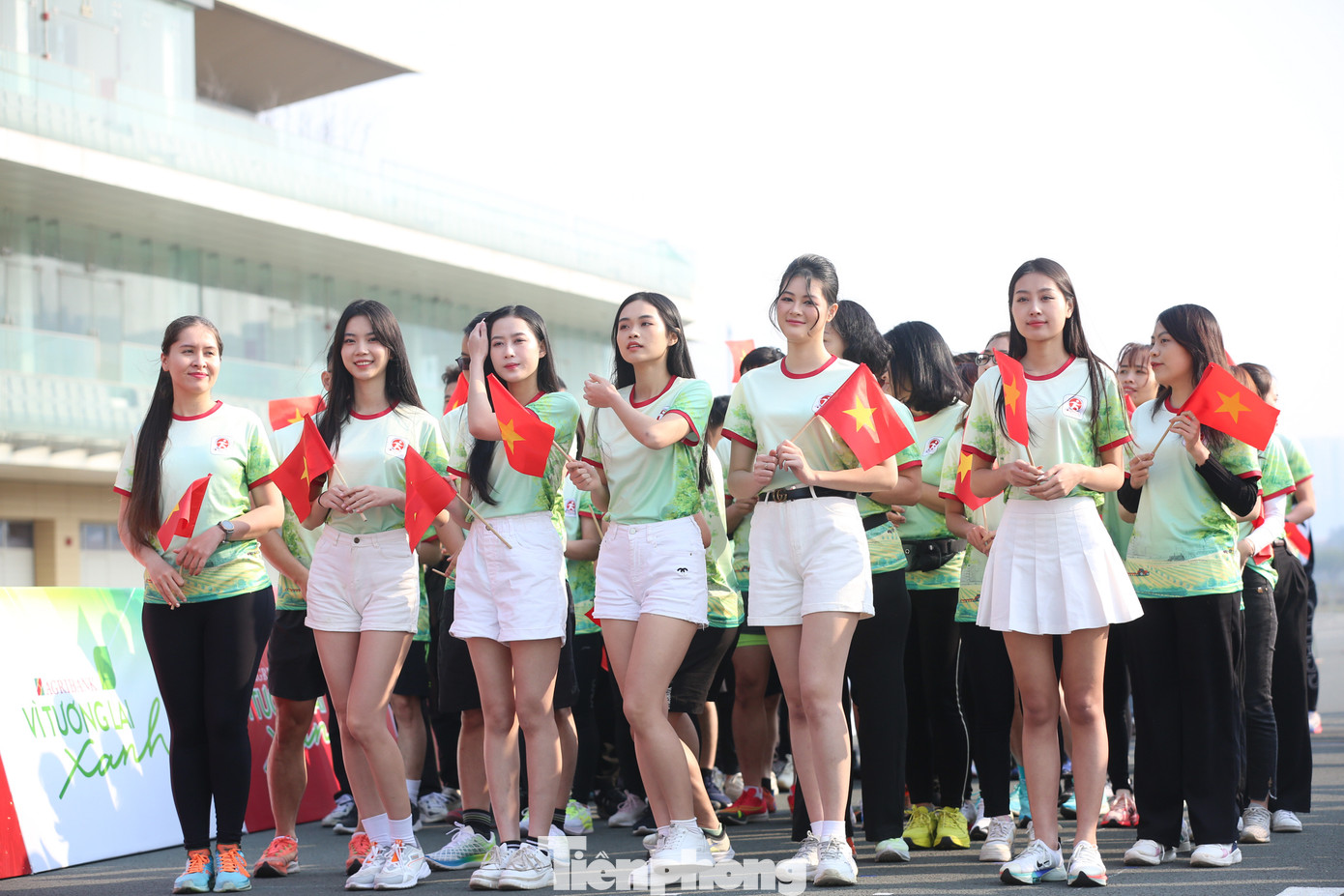 Dàn người đẹp Hoa hậu Việt Nam xinh đẹp rạng rỡ trước giờ xuất phát.