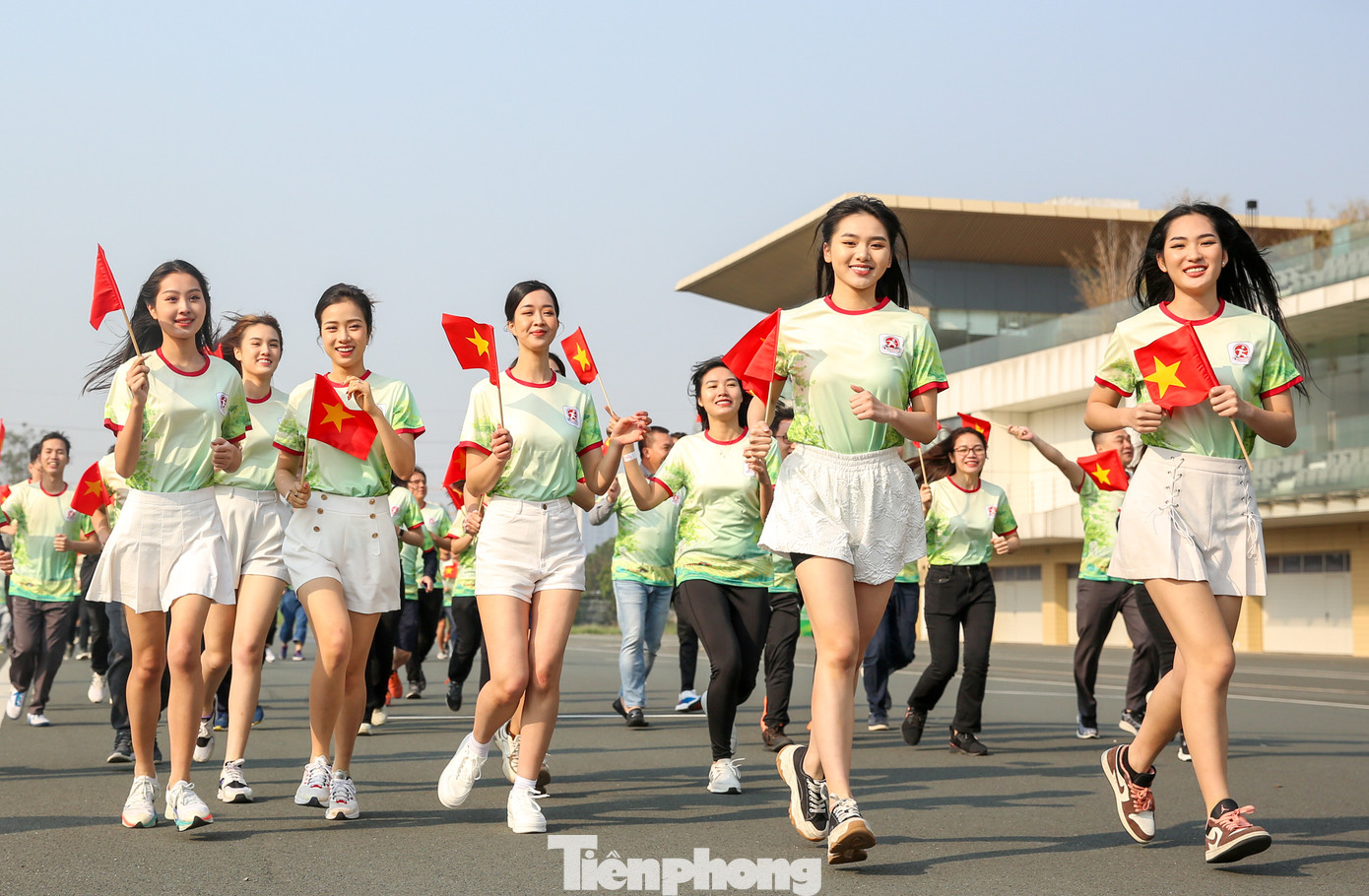 Dàn người đẹp Hoa hậu Việt Nam hào hứng tham gia cung đường chạy sáng nay.