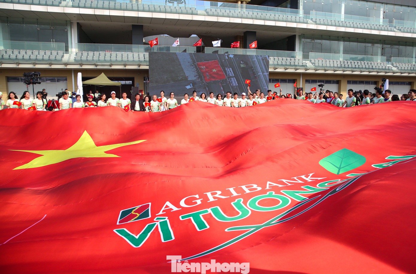 Dự kiến, Agribank dành 35 tỷ đồng trong ngân sách ASXH năm 2023 để triển khai các hoạt động hỗ trợ người dân có hoàn cảnh khó khăn, xây nhà tình nghĩa, nhà đại đoàn kết, tiếp sức trẻ em đến trường, trao tặng tủ sách, thiết bị học tập đến các trường học vùng nông thôn, trồng 1 triệu cây góp phần bảo vệ môi trường...