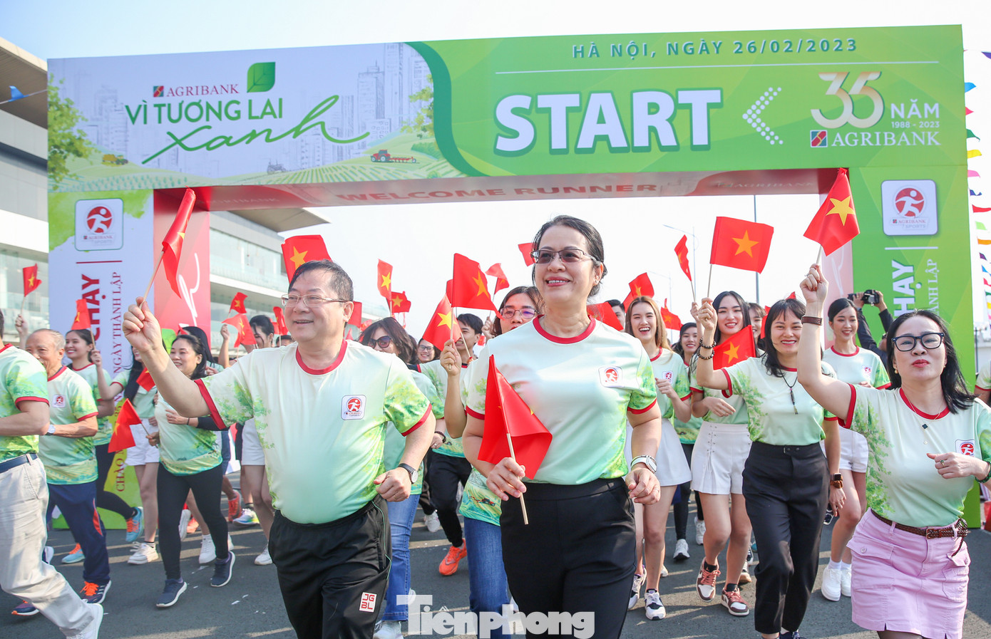 Bà Nguyễn Thị Phượng – Phó Tổng giám đốc Agribank cùng ông Lê Xuân Sơn - Tổng biên tập báo Tiền Phong chạy hưởng ứng trong lễ phát động giải chạy.
