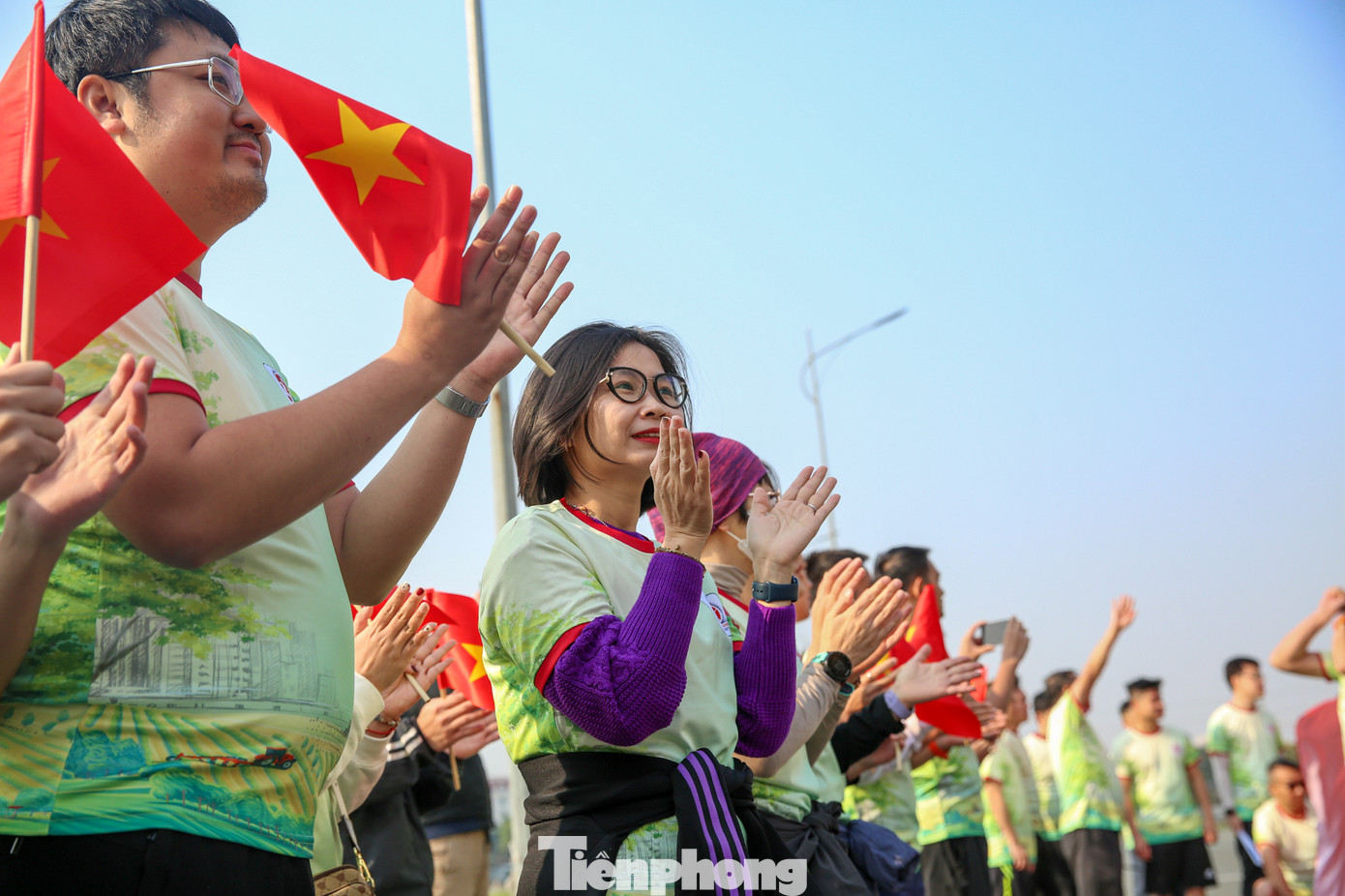 Các cổ động viên cổ vũ sôi nổi nhiệt tình cho giải chạy sáng nay.