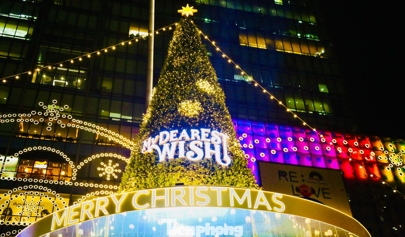 Trước cửa trung tâm thương mại Lotte Center phố Đào Tấn xuất hiện cây thông Noel cao khoảng 10 mét.