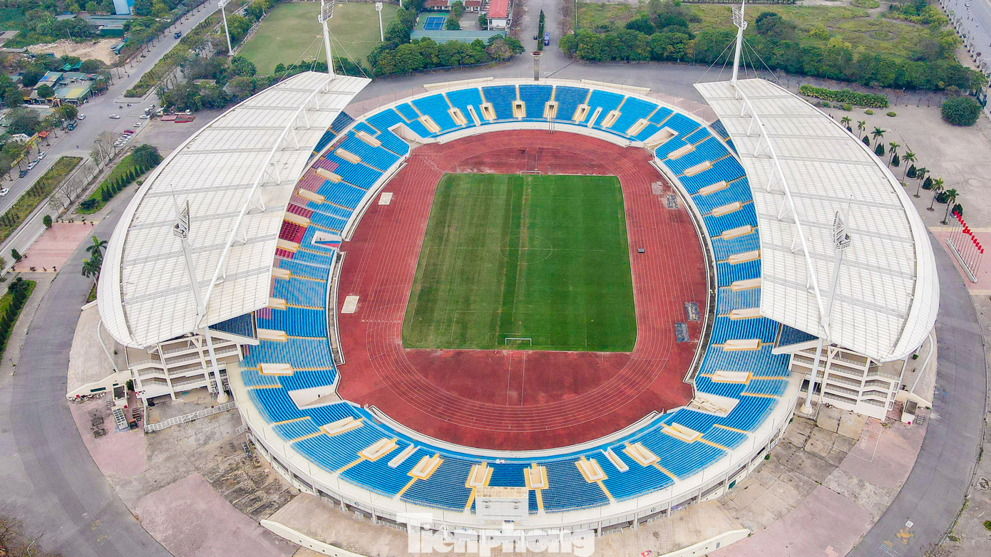 Thời gian gần đây, sân Mỹ Đình đã được chăm sóc. Hiện tại, mặt cỏ đã “lột xác”, xanh mướt so với thời điểm cuối năm 2022.